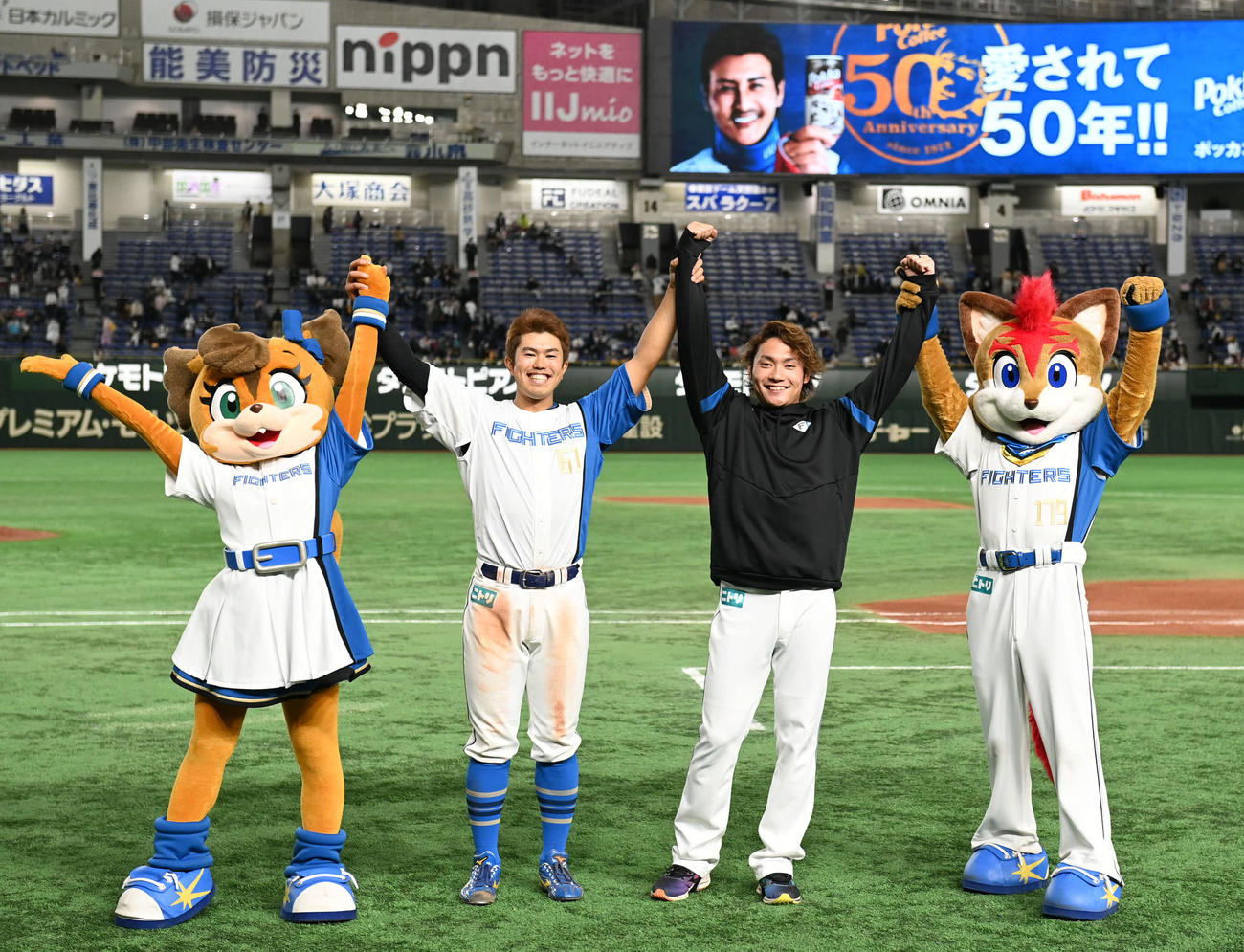 日本ハム対オリックス　笑顔を見せる日本ハム今川（左から2人目）と伊藤（同3人目）（撮影・横山健太）