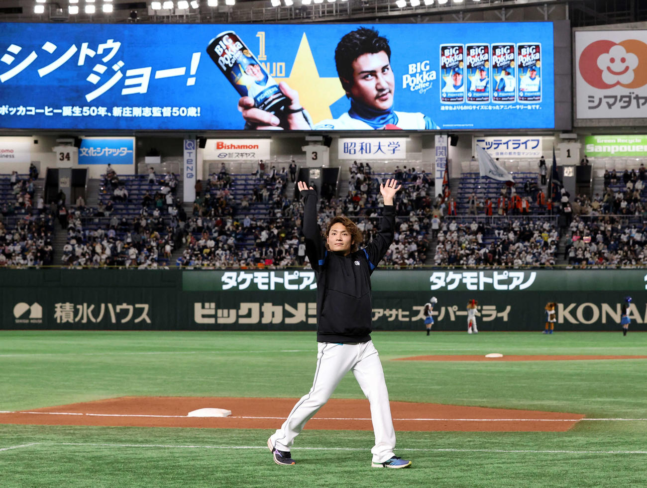日本ハム対オリックス　自身3連勝の伊藤は、場内1周で新庄監督の看板を背に笑顔で手を振る（撮影・浅見桂子）
