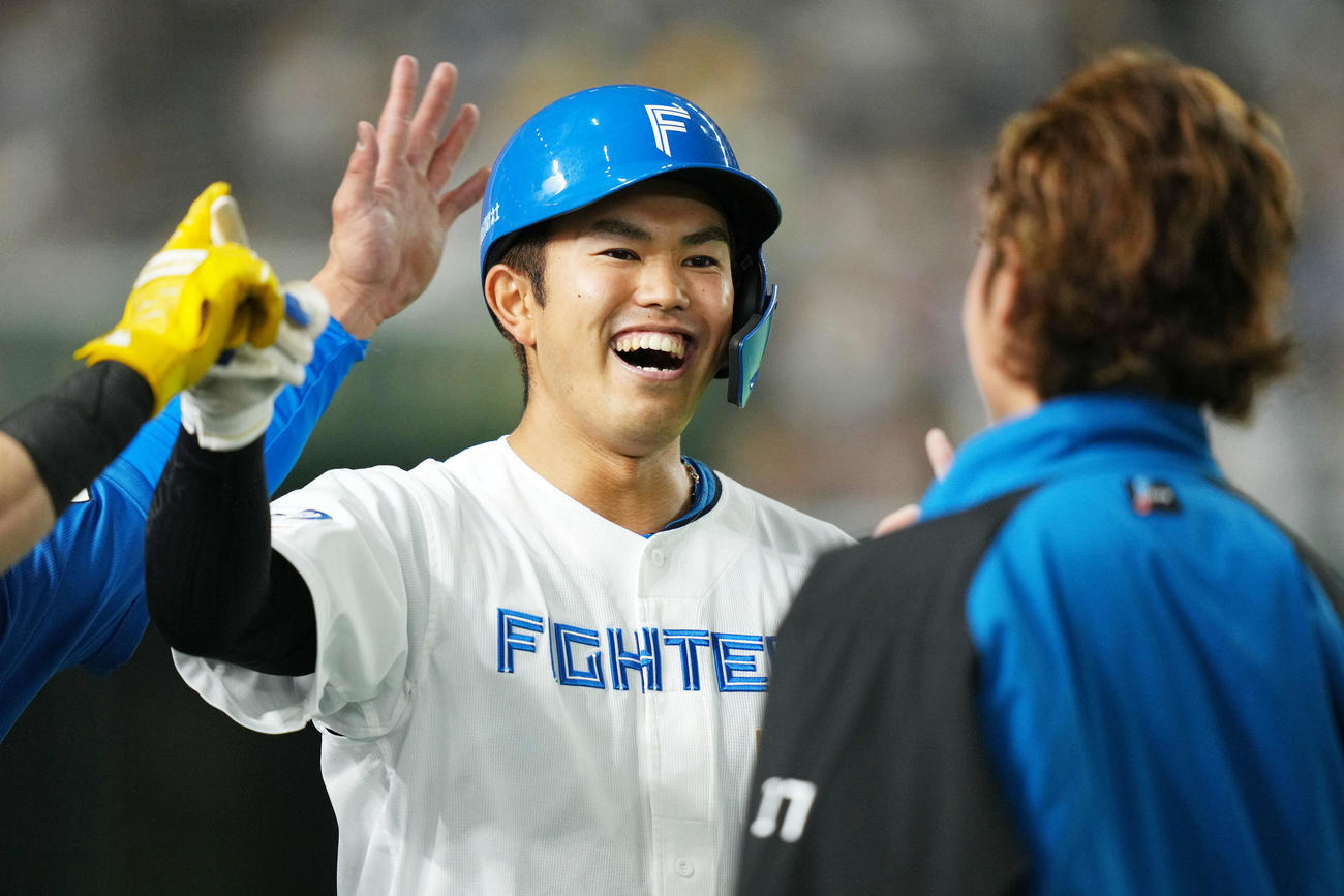 日本ハム対オリックス　3回裏日本ハム無死、2打席連発となる左越え本塁打を放ち笑顔を見せる今川（撮影・横山健太）