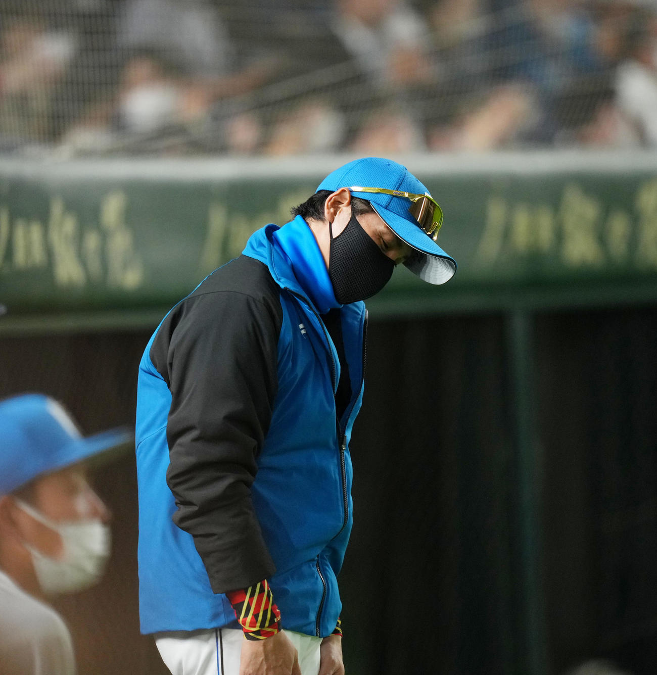 日本ハム対オリックス　3回裏日本ハム無死、今川が2打席連発となる左越え本塁打を放ち驚いた表情を見せる新庄監督（撮影・横山健太）
