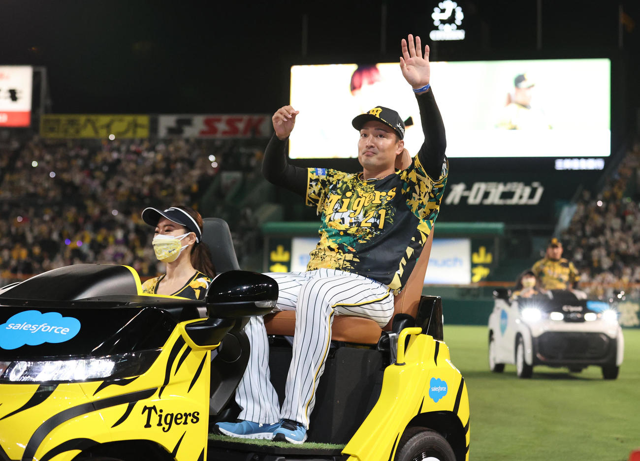阪神対中日　ファンの歓声に手を振って応えるヒーローの阪神秋山（撮影・上山淳一）