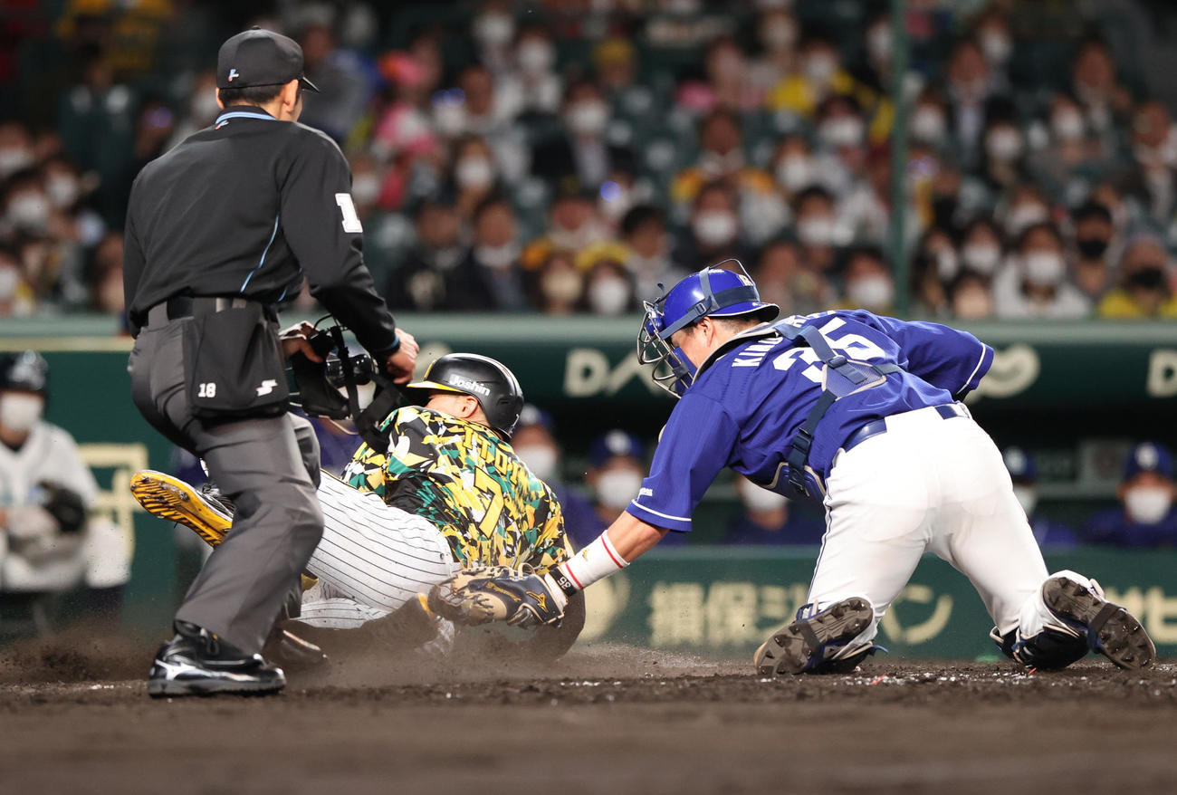 阪神対中日　4回裏阪神1死二、三塁、坂本の遊野選で生還する糸井（中央）。捕手は木下拓（撮影・上山淳一）