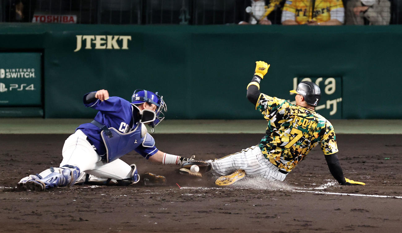 阪神対中日　4回裏阪神1死二、三塁、三走糸井は坂本の遊野選で生還する。捕手は木下拓（撮影・加藤哉）