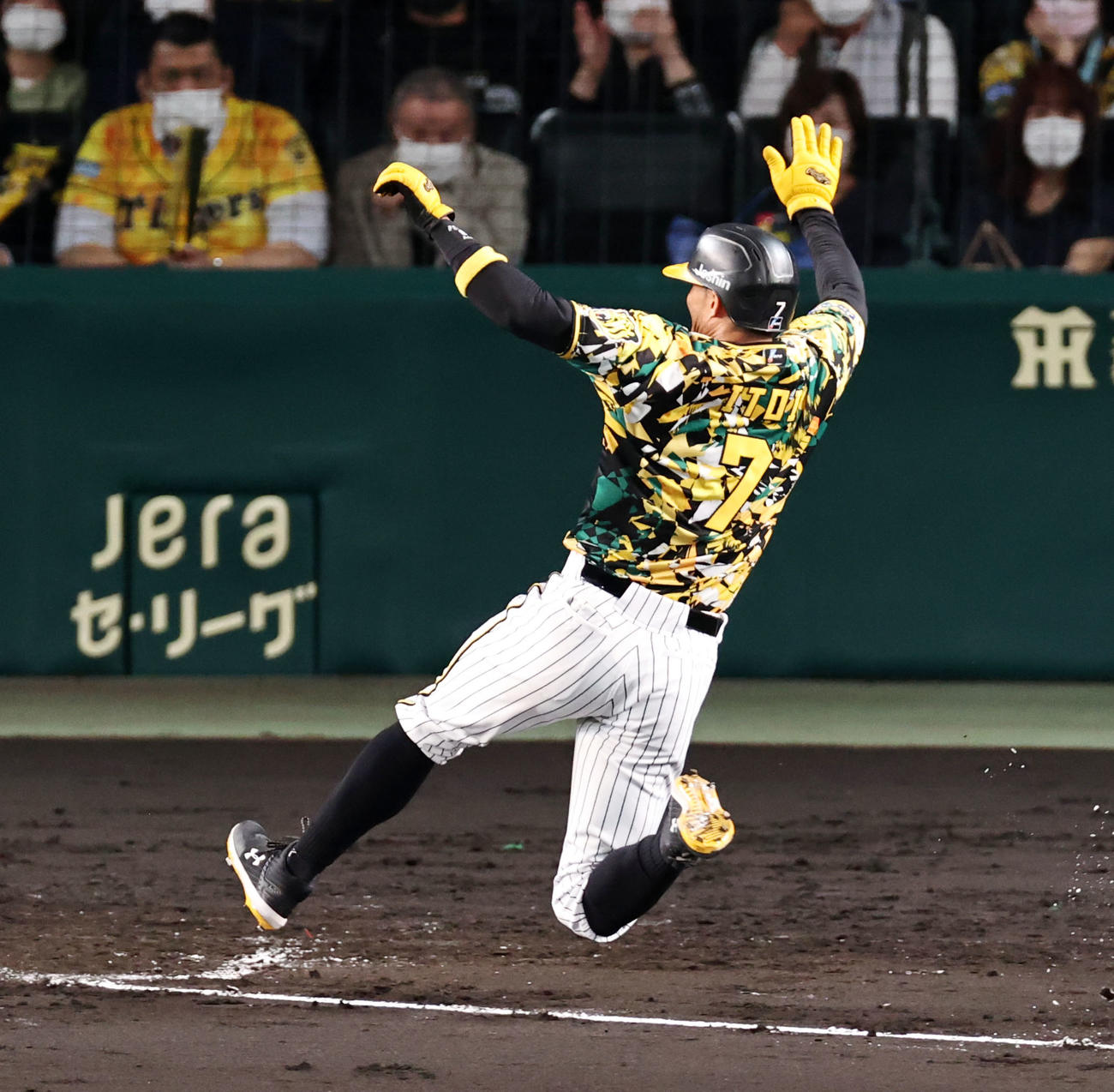 阪神対中日　4回裏阪神1死二、二塁、糸井は坂本の遊野選で生還する（撮影・加藤哉）