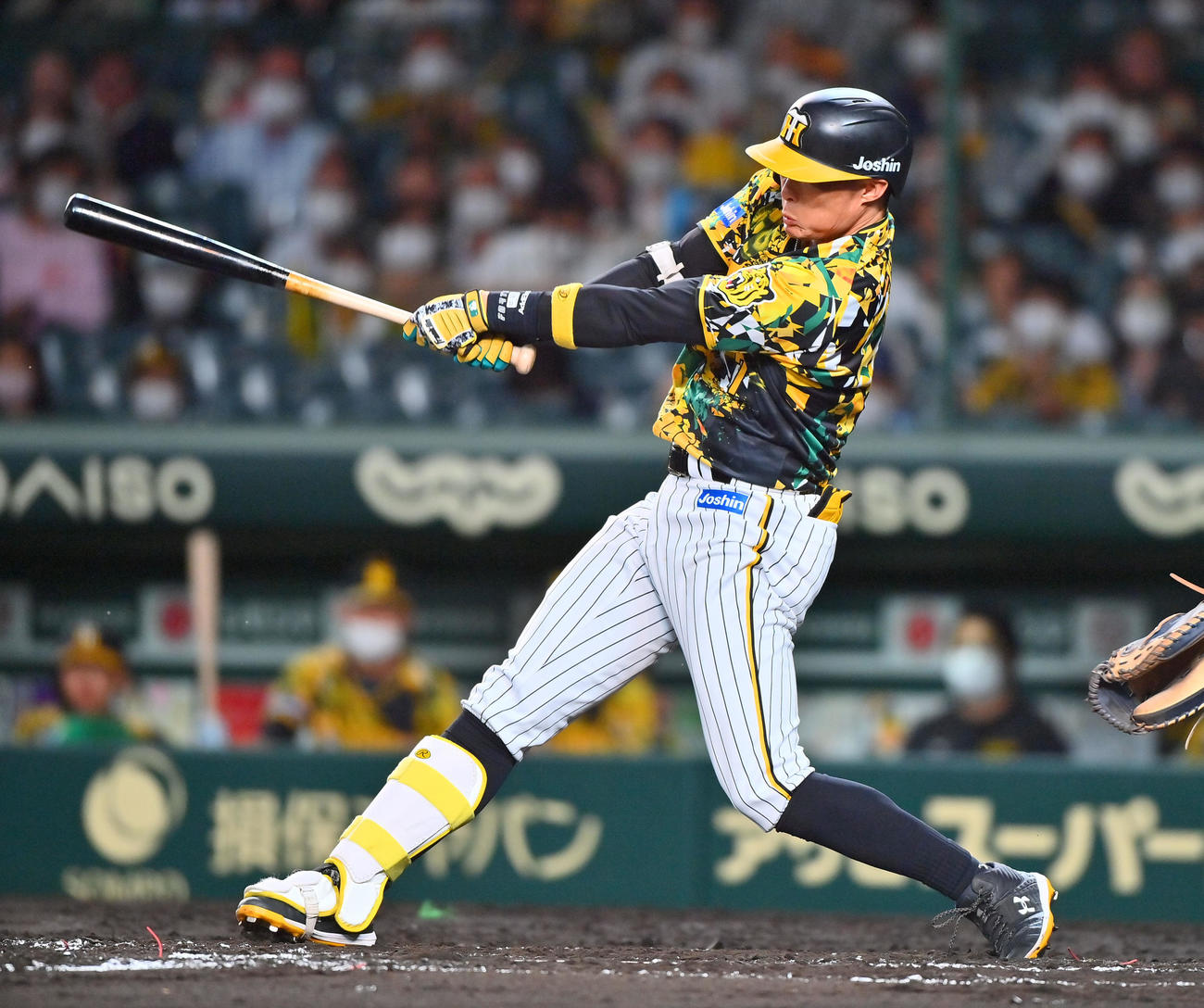 阪神対中日　4回裏阪神無死一、三塁、右前適時打を放つ糸井（撮影・和賀正仁）