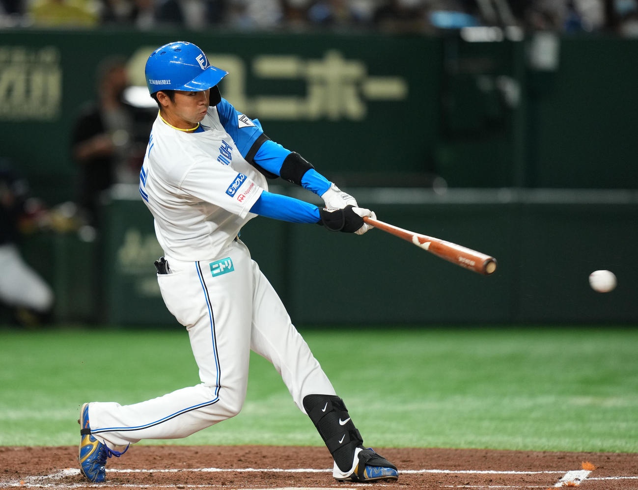 日本ハム対オリックス　2回裏日本ハム2死二塁、左翼線へ適時二塁打を放つ谷内（撮影・横山健太）