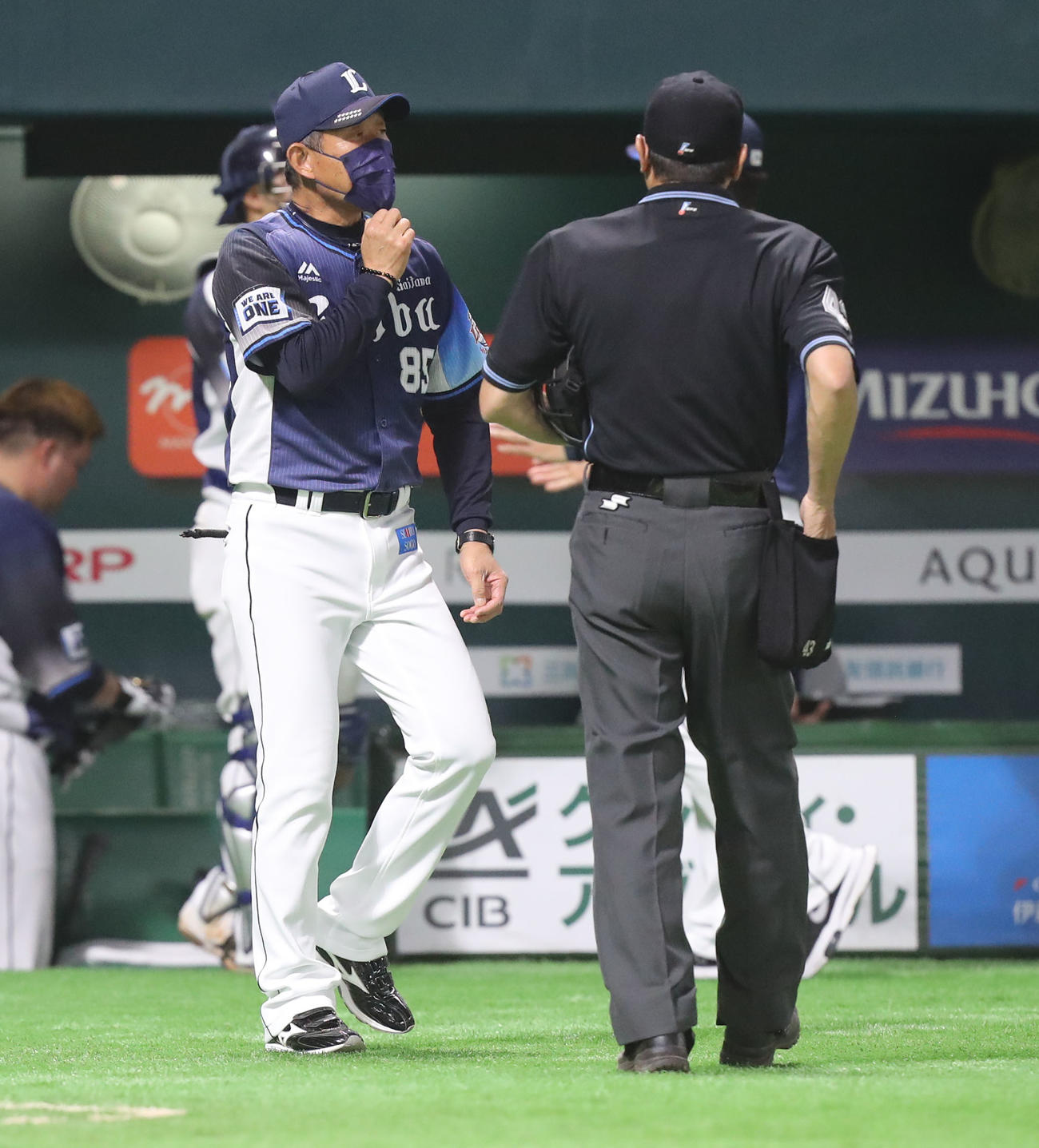 ソフトバンク対西武　7回裏に選手の交代を告げる辻監督（撮影・屋方直哉）