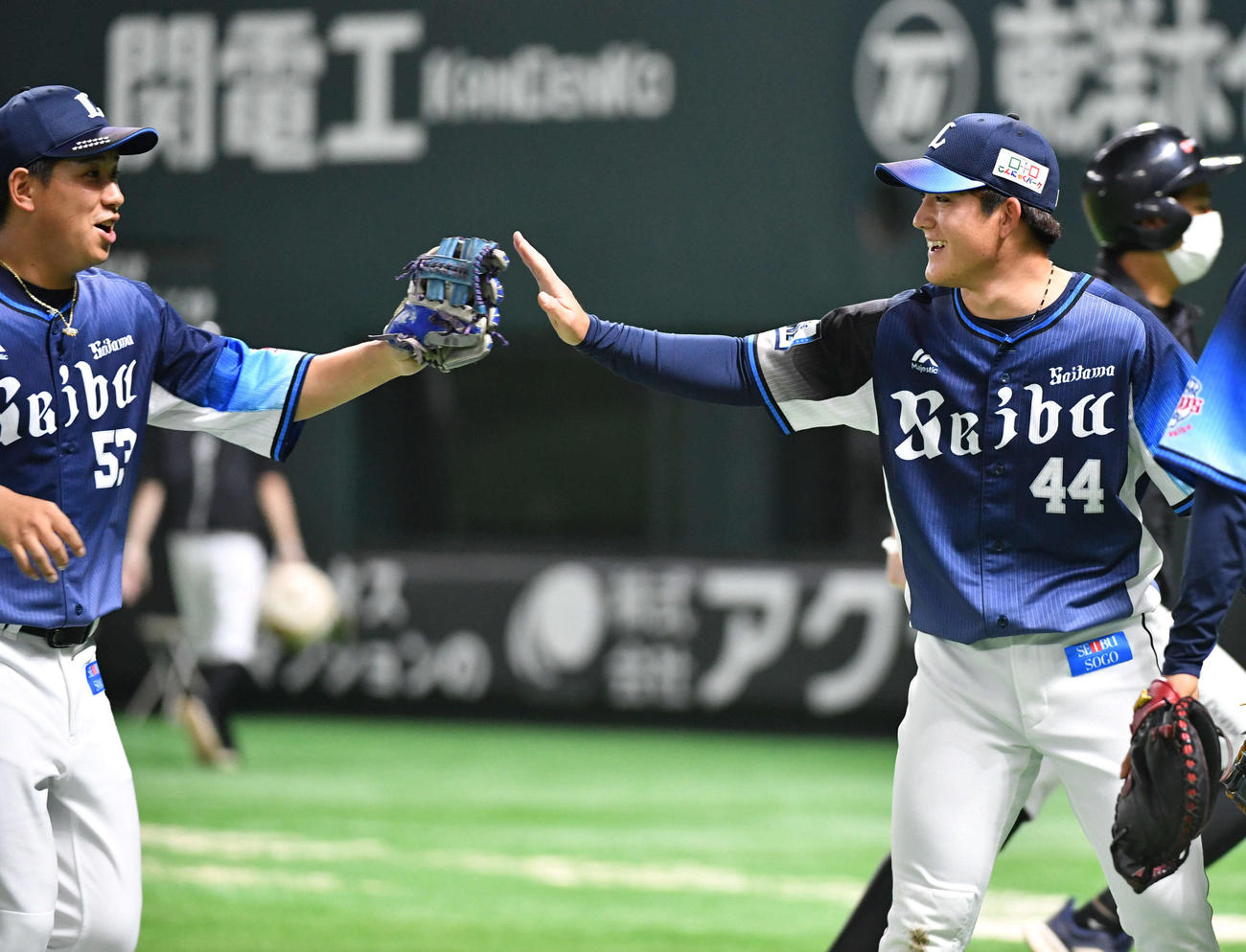 ソフトバンク対西武　2回裏ソフトバンク2死満塁、野村勇の邪飛を好捕した愛斗（左）と笑顔でタッチを交わす与座（撮影・岩下翔太）