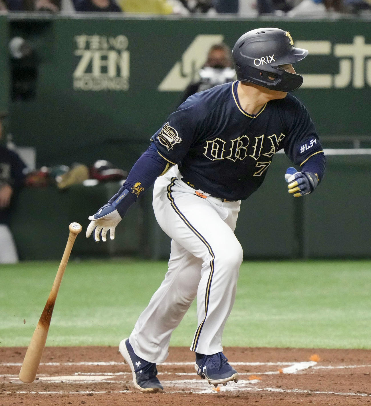 8回オリックス2死二、三塁、吉田正が左前に2点打を放つ（共同）