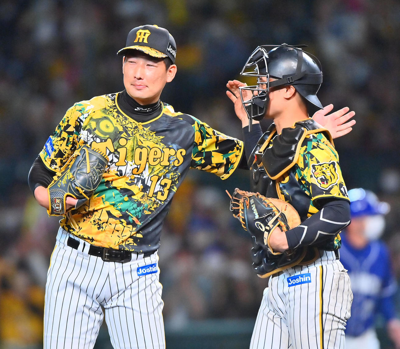 阪神対中日　9回のピンチを三振で締め坂本（右）とタッチする阪神岩崎（撮影・和賀正仁）