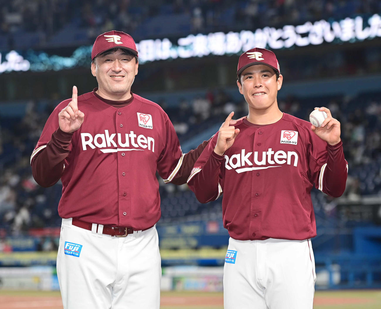 ロッテ対楽天　プロ初登板で初勝利を飾った楽天先発の藤井（右）はウイニングボールを手に石井監督の祝福を受ける（撮影・小沢裕）