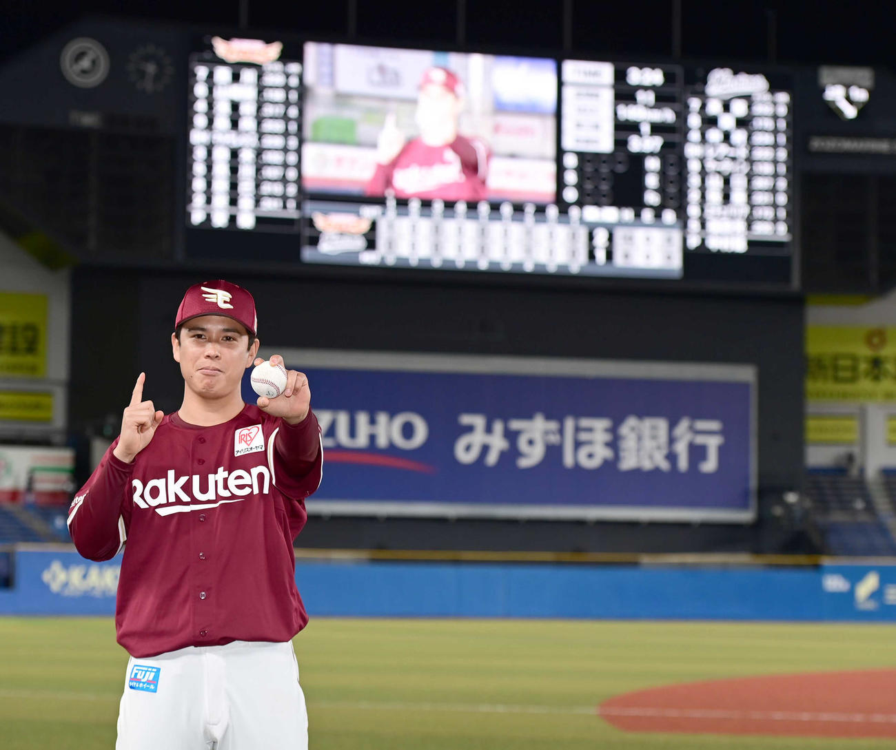 ロッテ対楽天　プロ初登板で初勝利を飾った楽天先発の藤井はウイニングボールを手に笑顔を見せる（撮影・小沢裕）