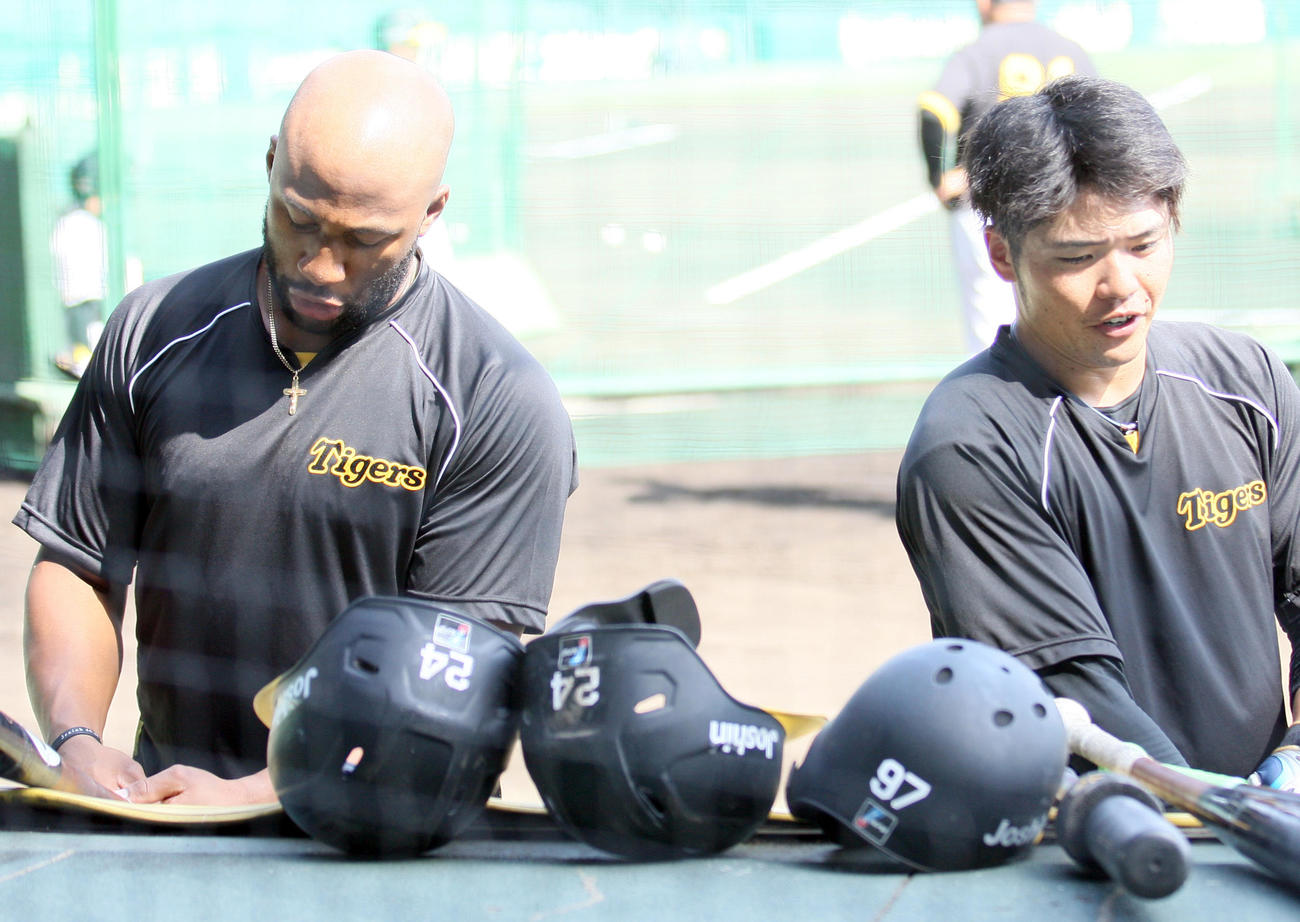 阪神対中日　試合前の練習の合間、阪神ロハス・ジュニア（左）と歌をハモる阪神小野寺（撮影・上山淳一）