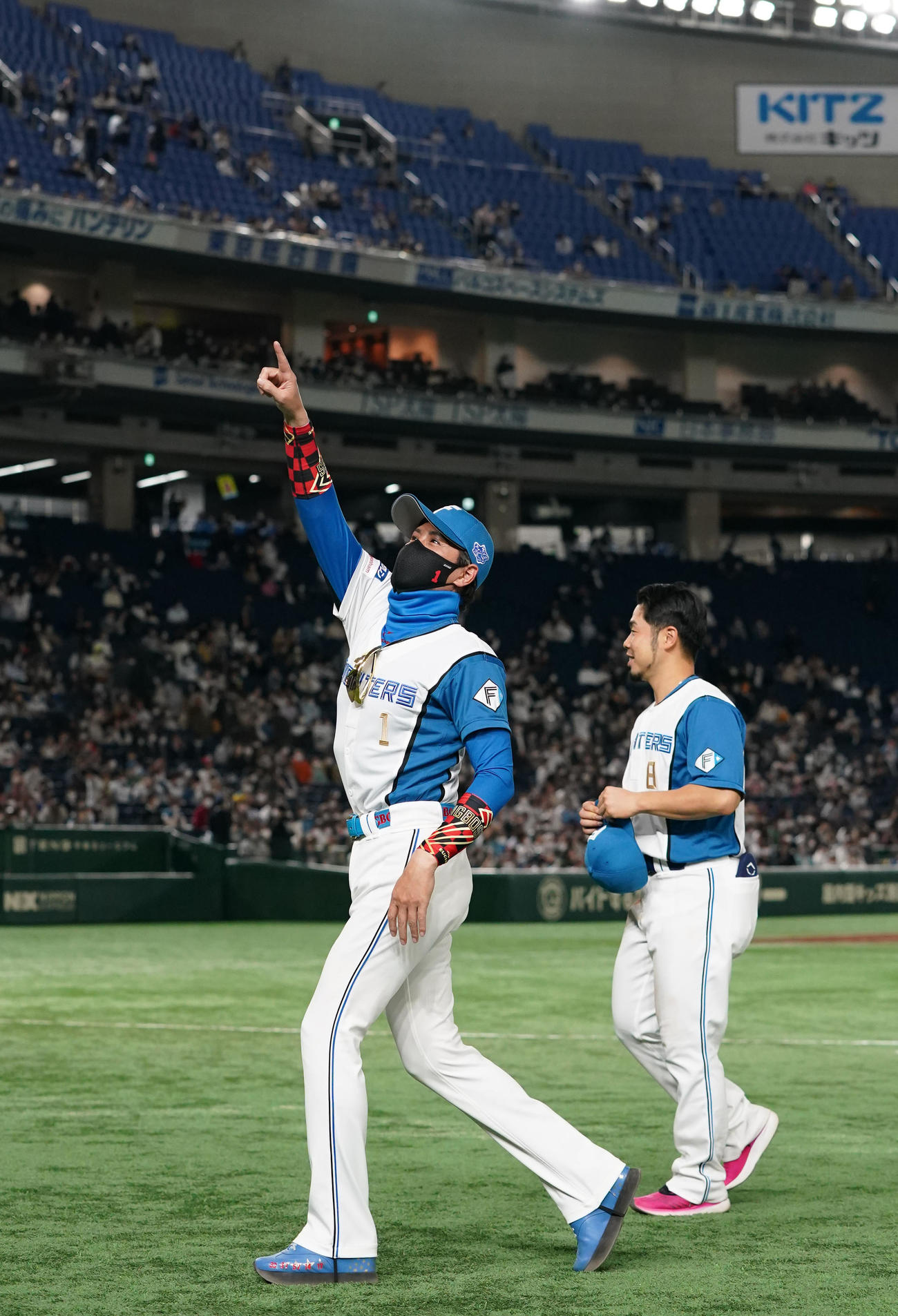 日本ハム対オリックス　ファンの声援に応え東京ドームを後にする新庄監督（左）（撮影・横山健太）