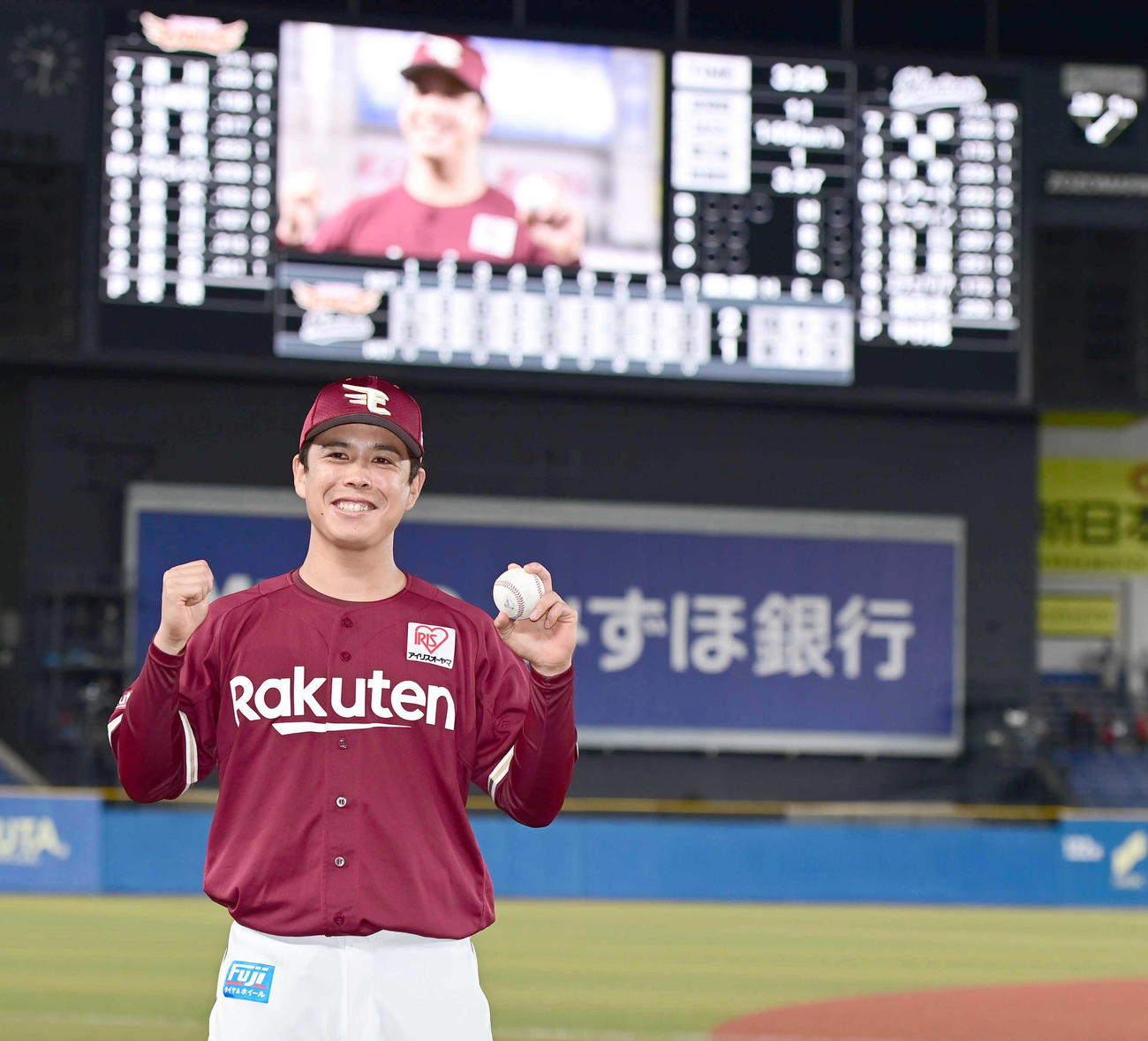 ロッテ対楽天　プロ初登板で初勝利を飾った楽天先発の藤井はウイニングボールを手に笑顔を見せる（撮影・小沢裕）