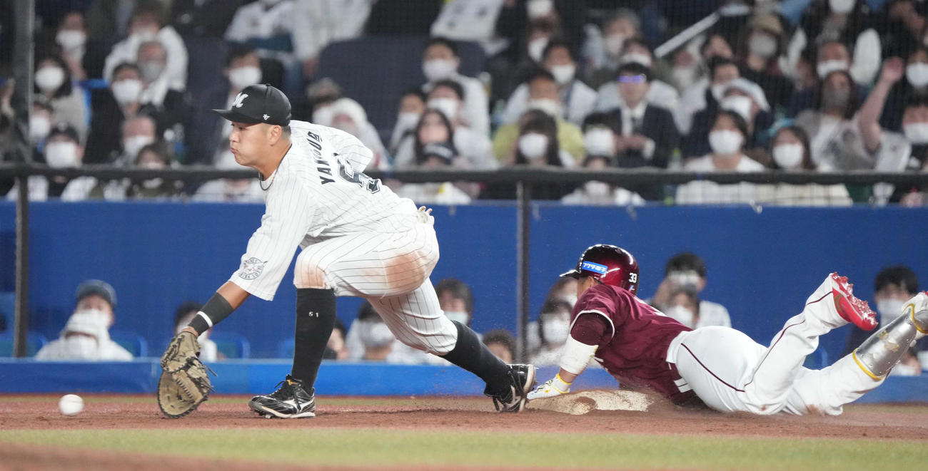 ロッテ対楽天　7回表楽天2死二、三塁、代打銀次（右）は遊適時内野安打を放つ（撮影・小沢裕）
