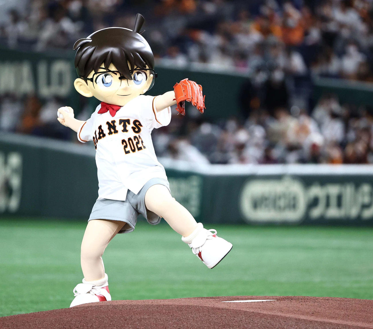 巨人対阪神　始球式をつとめるコナンくん（撮影・上田博志）