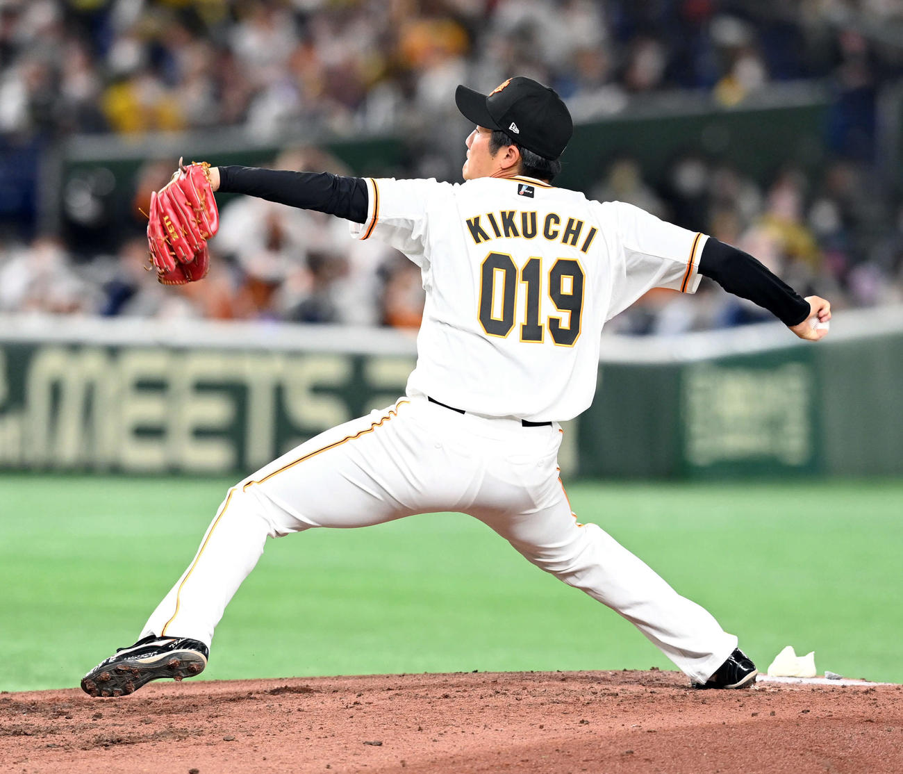 巨人対阪神　この日支配下選手登録された巨人菊地は、4回からマウンドに上がるもユニホームが間に合わず「019」のままで投球する（撮影・たえ見朱実）