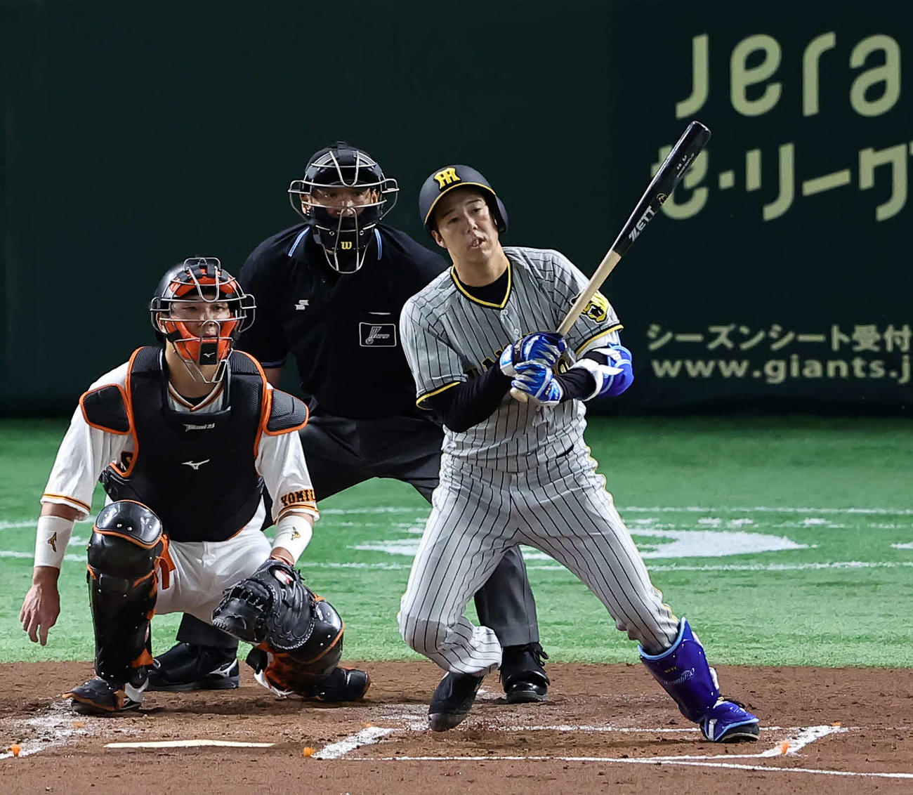 巨人対阪神　3回表阪神無死、青柳は左前打を放つ。投手菅野（撮影・浅見桂子）