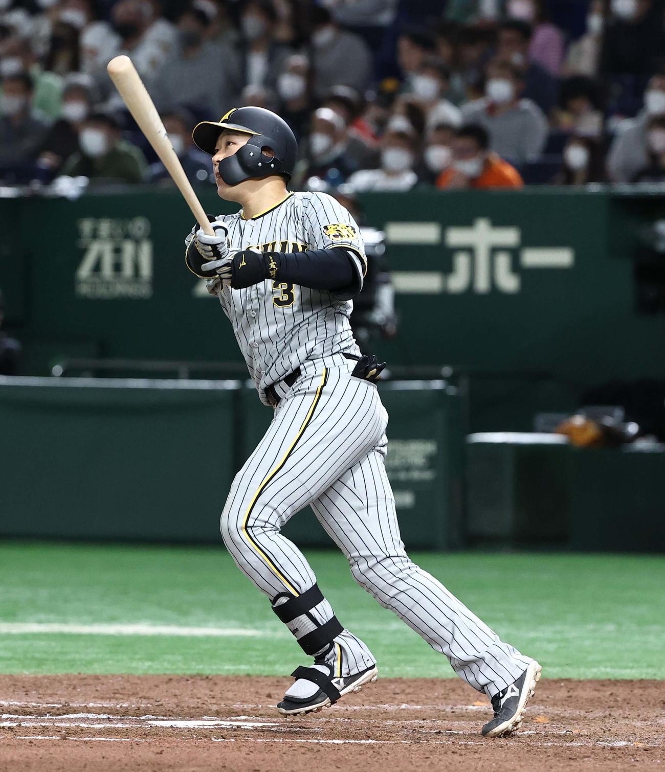 巨人対阪神　8回表阪神無死、左越え本塁打を放つ大山（撮影・上田博志）
