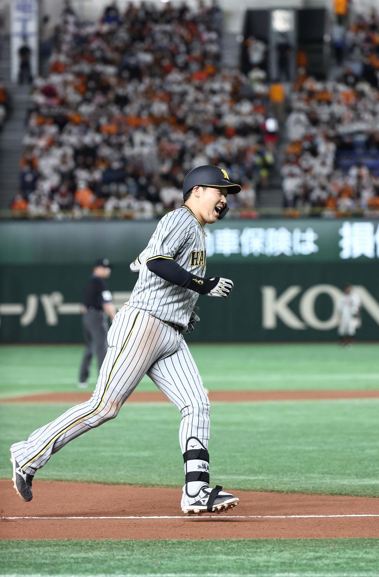 巨人対阪神　8回表阪神無死、左越え本塁打を放ち雄たけびをあげながら三塁を回る大山（撮影・上田博志）