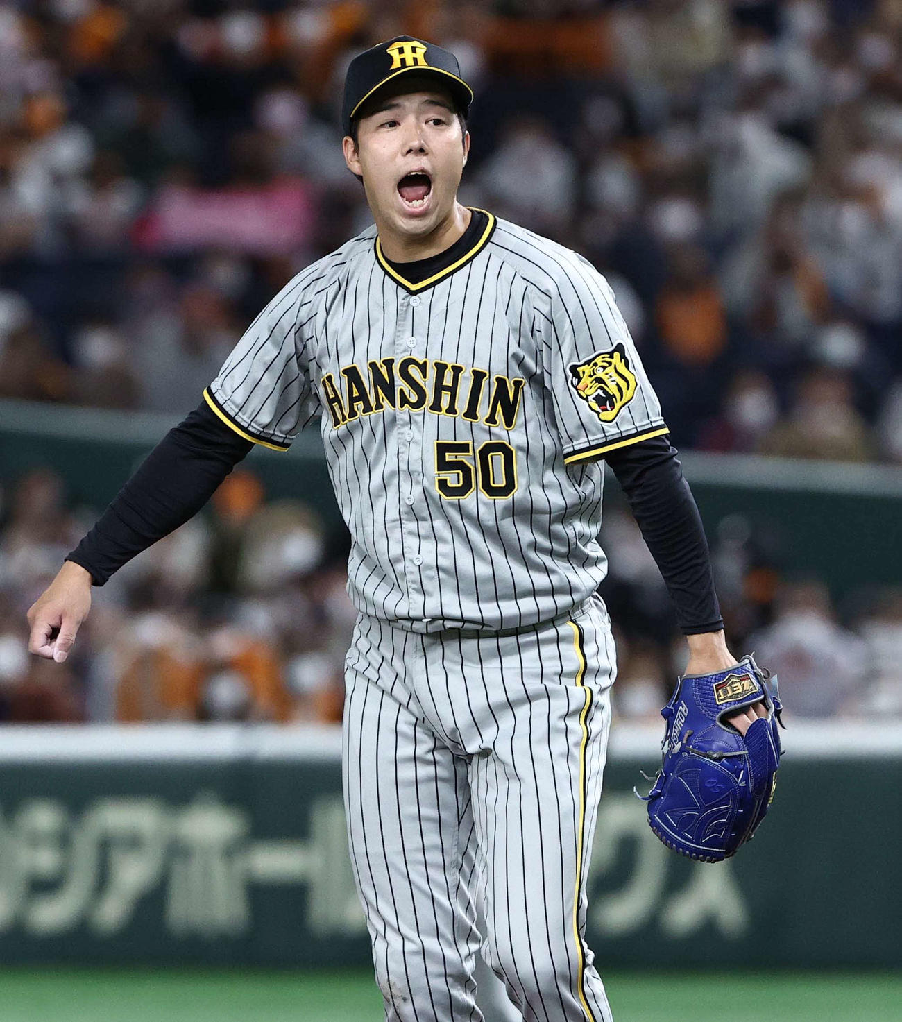 巨人対阪神　9回裏巨人2死、代打坂本勇人から三振を奪い雄たけびを上げる青柳（撮影・上田博志）