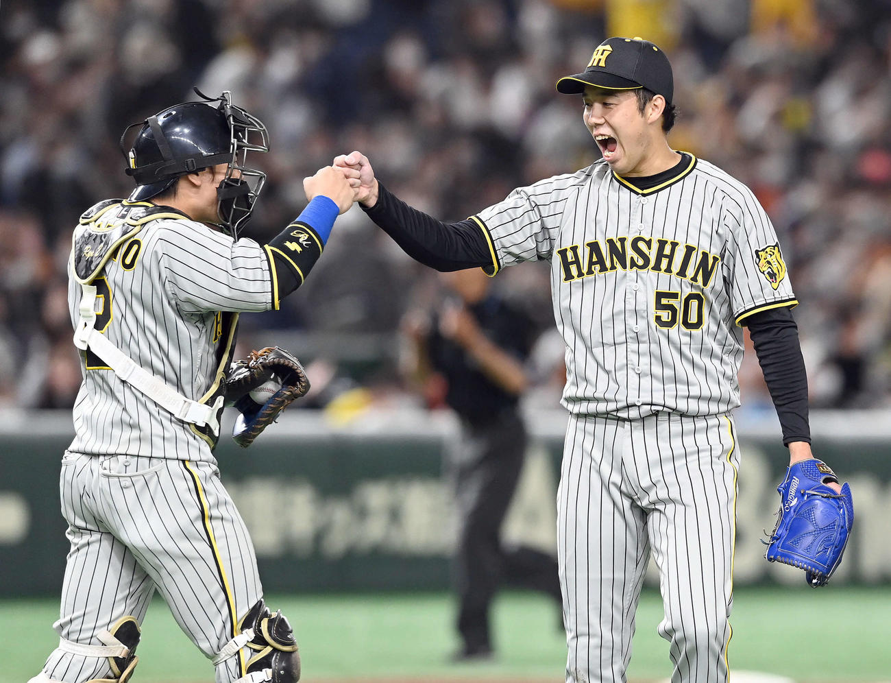 巨人対阪神　完投勝利で3勝目を挙げた阪神青柳（右）は、梅野と笑顔でハイタッチ（撮影・たえ見朱実）