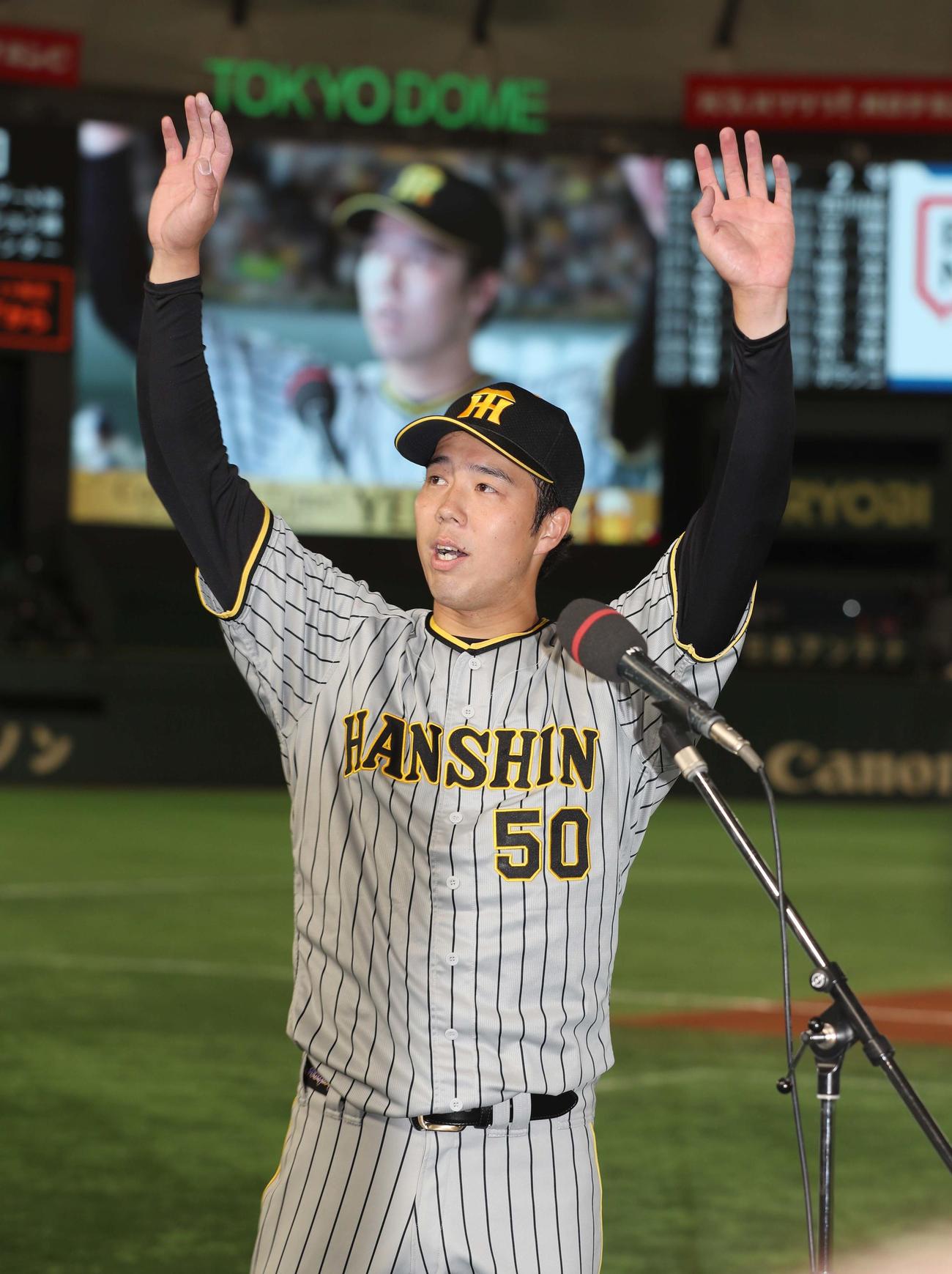 巨人対阪神　完投勝利した青柳はファンの拍手に応える（撮影・上田博志）