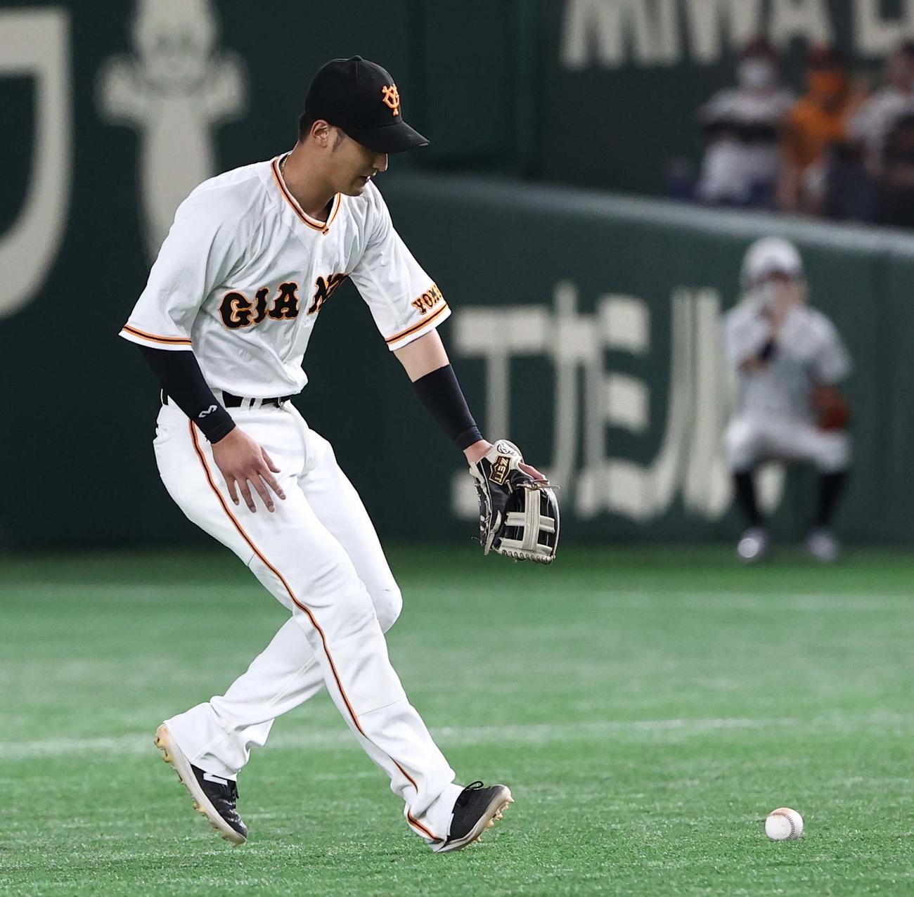 巨人対阪神　2回表阪神無死一、二塁、糸原健斗のゴロをエラーする吉川尚輝（撮影・上田博志）
