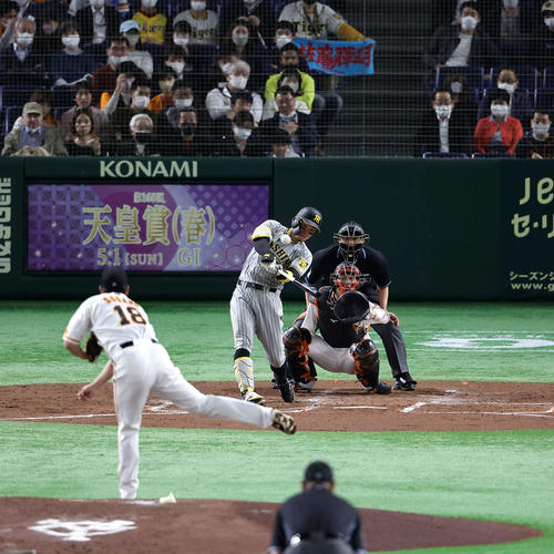 巨人対阪神　3回表阪神2死一塁、佐藤輝は右越え2点本塁打を放つ。投手菅野（撮影・浅見桂子）