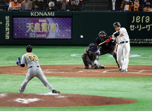 巨人対阪神　9回裏巨人無死、岡本和は右越えソロ本塁打を放つ。投手青柳（撮影・浅見桂子）