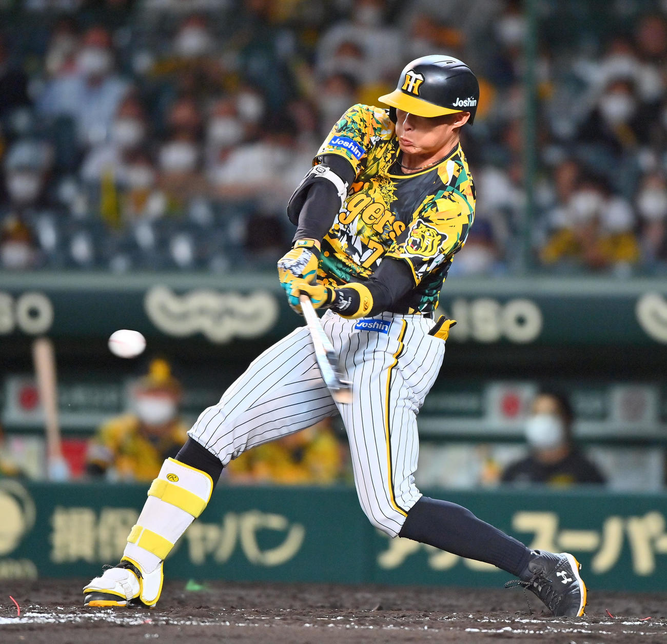 阪神対中日　4回裏阪神無死一、三塁、右前適時打を放つ糸井（撮影・和賀正仁）