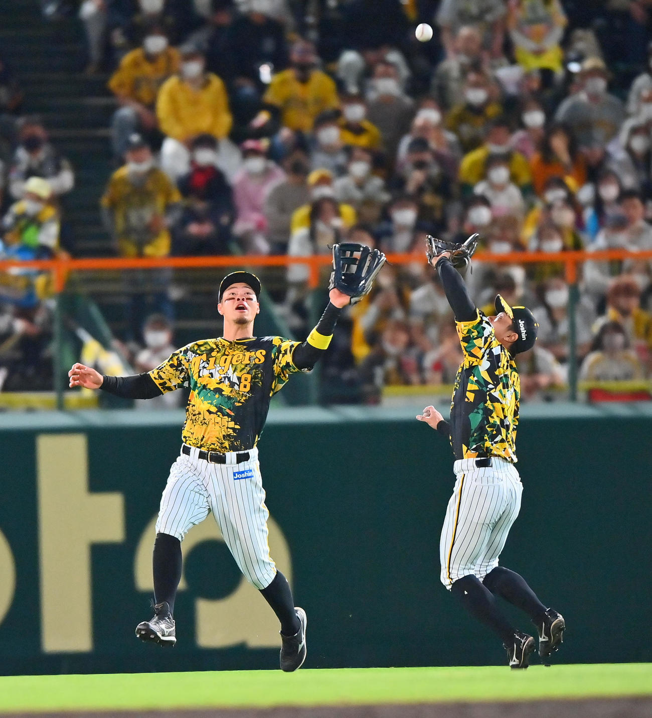 阪神対中日　5回表中日1死二塁、平田良介の打球で交錯する熊谷（右）と佐藤輝（撮影・和賀正仁）