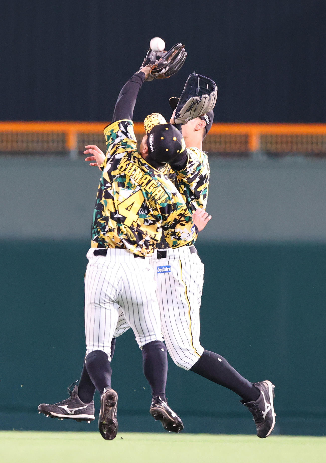 阪神対中日　5回表中日1死二塁、平田良介の二飛を追う二塁手熊谷（手前）と右翼手佐藤輝（撮影・上山淳一）