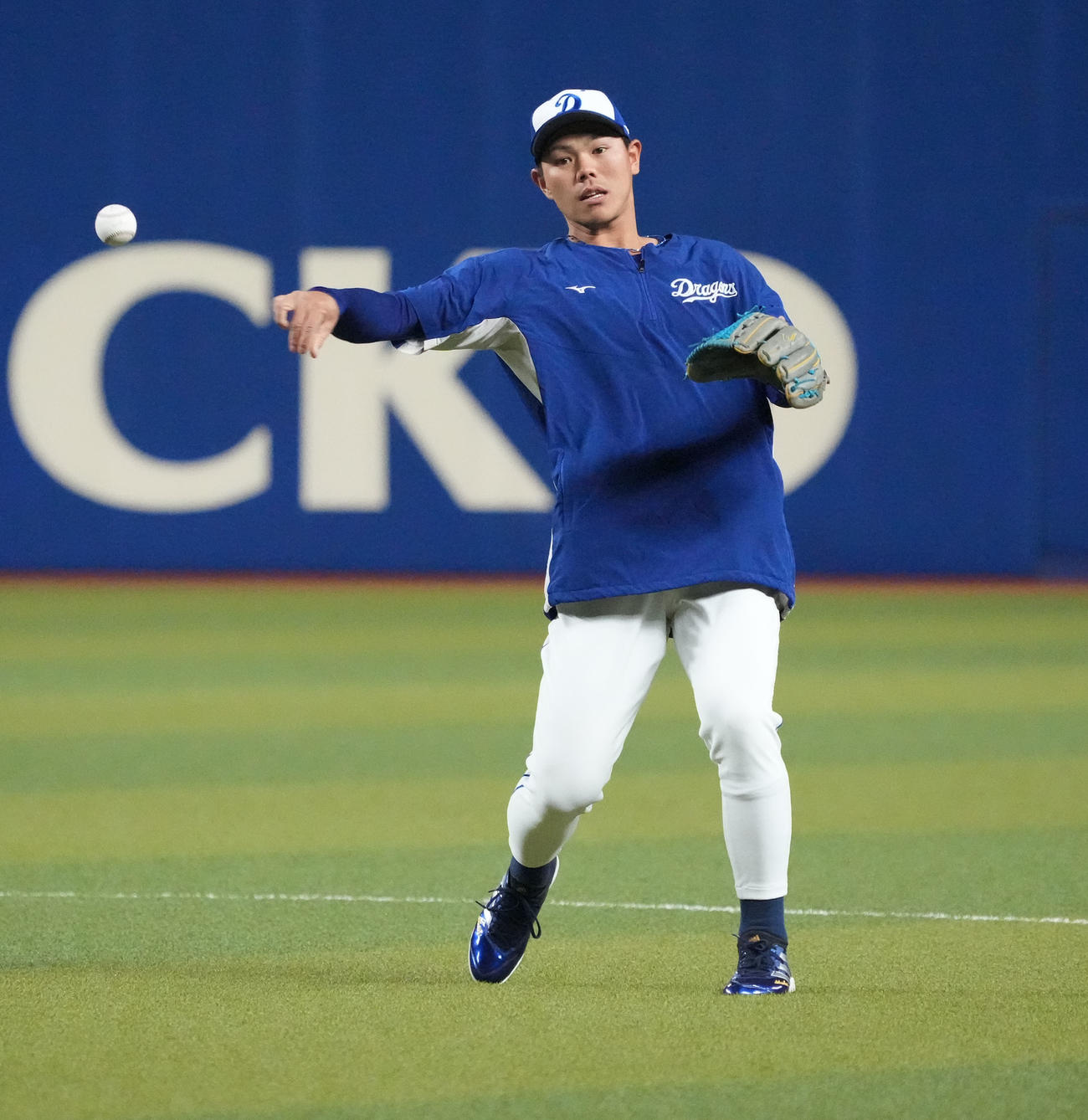 中日対広島　試合前、一軍に合流した高橋周（左）（撮影・森本幸一）
