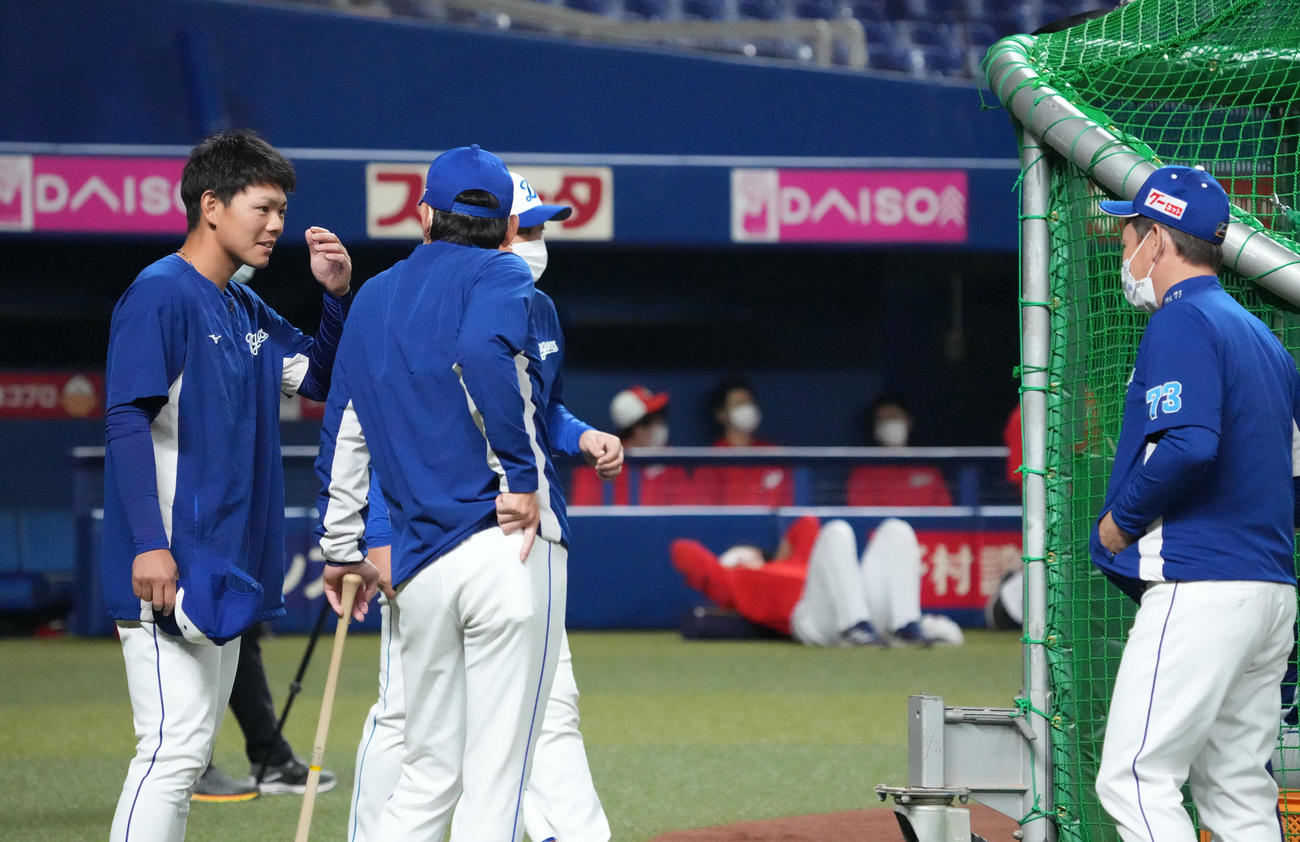 中日対広島　試合前、一軍に合流し立浪監督（右）にあいさつをする高橋周（左）（撮影・森本幸一）