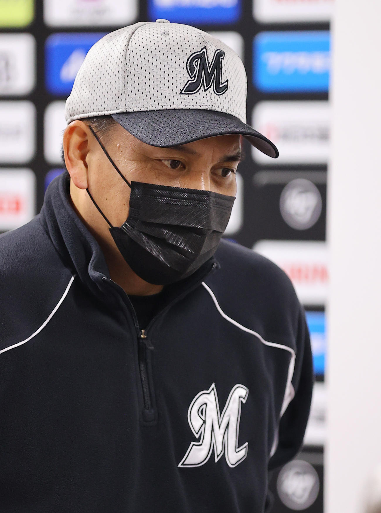 雨天中止となり、取材を受けるロッテ井口監督（撮影・垰建太）