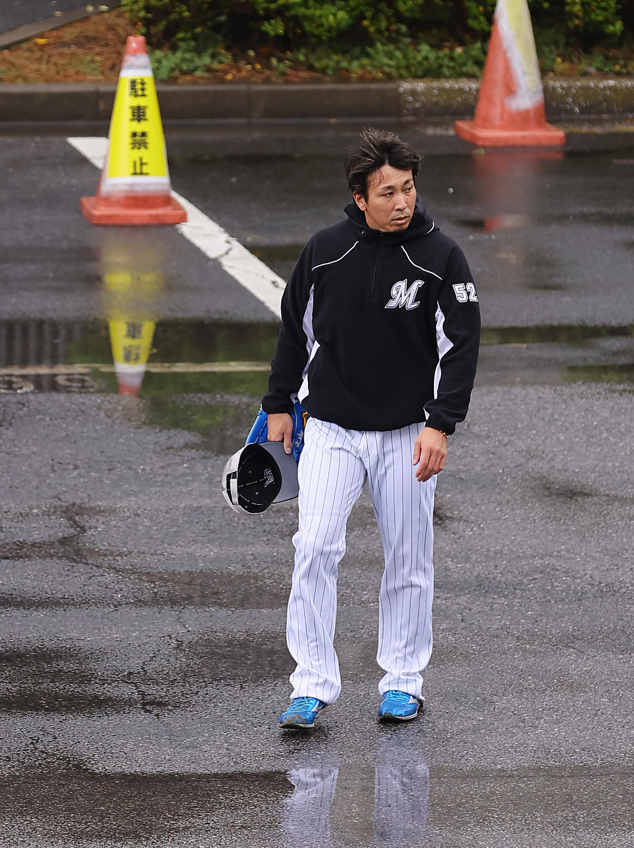 ロッテ対日本ハム　雨天中止となり、室内練習場から引き揚げるロッテ益田（撮影・垰建太）