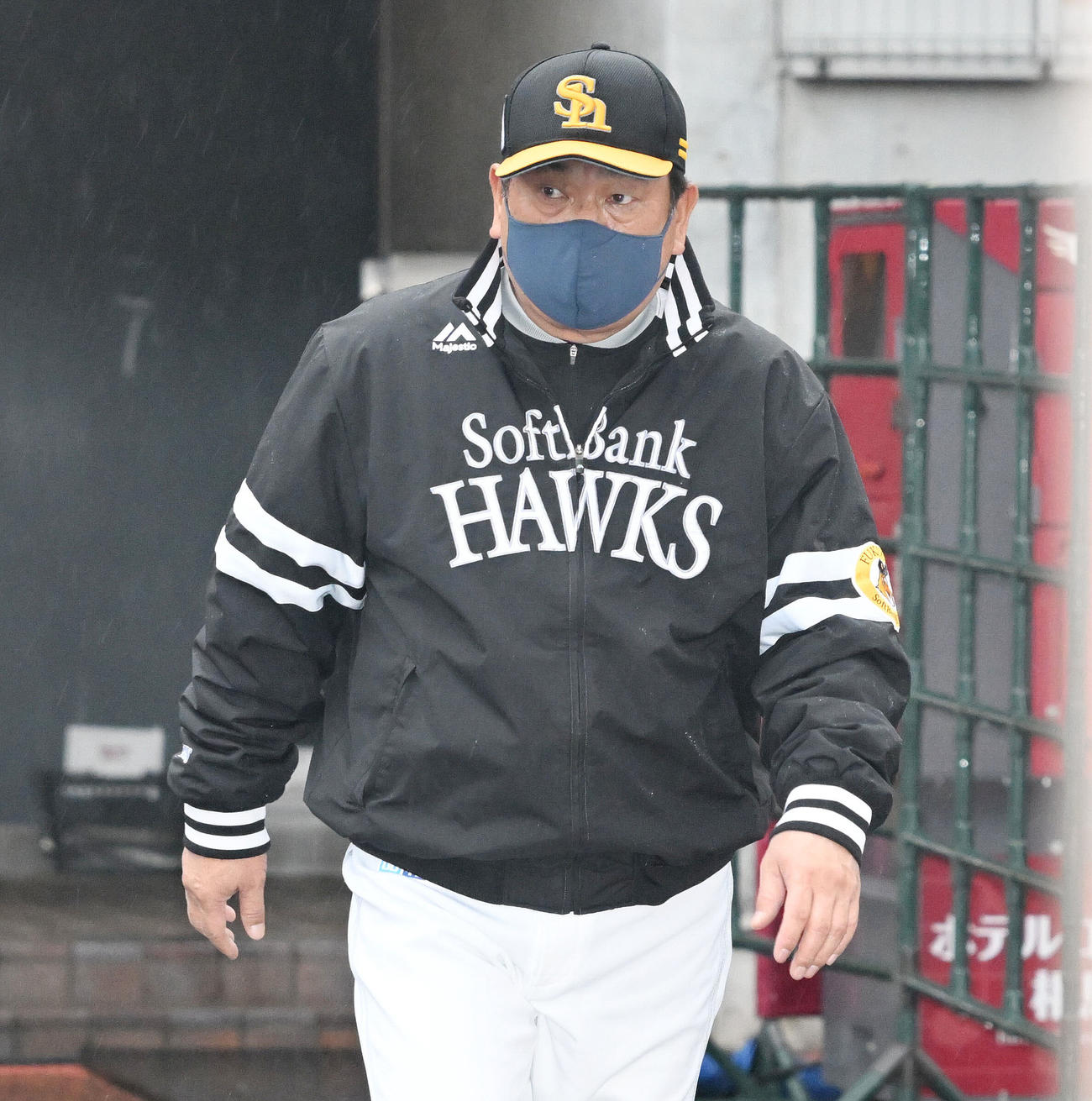 楽天対ソフトバンク　室内練習場から引き揚げるソフトバンク藤本監督（撮影・滝沢徹郎）