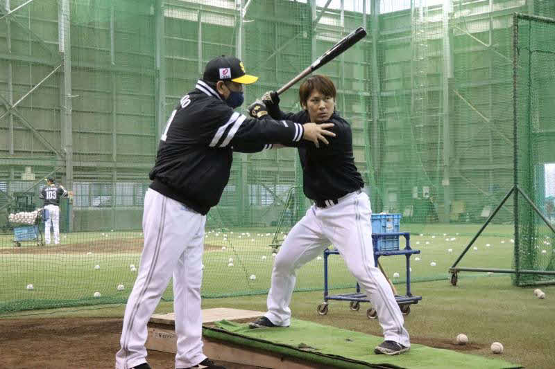 甲斐を指導するソフトバンク藤本監督（球団提供）