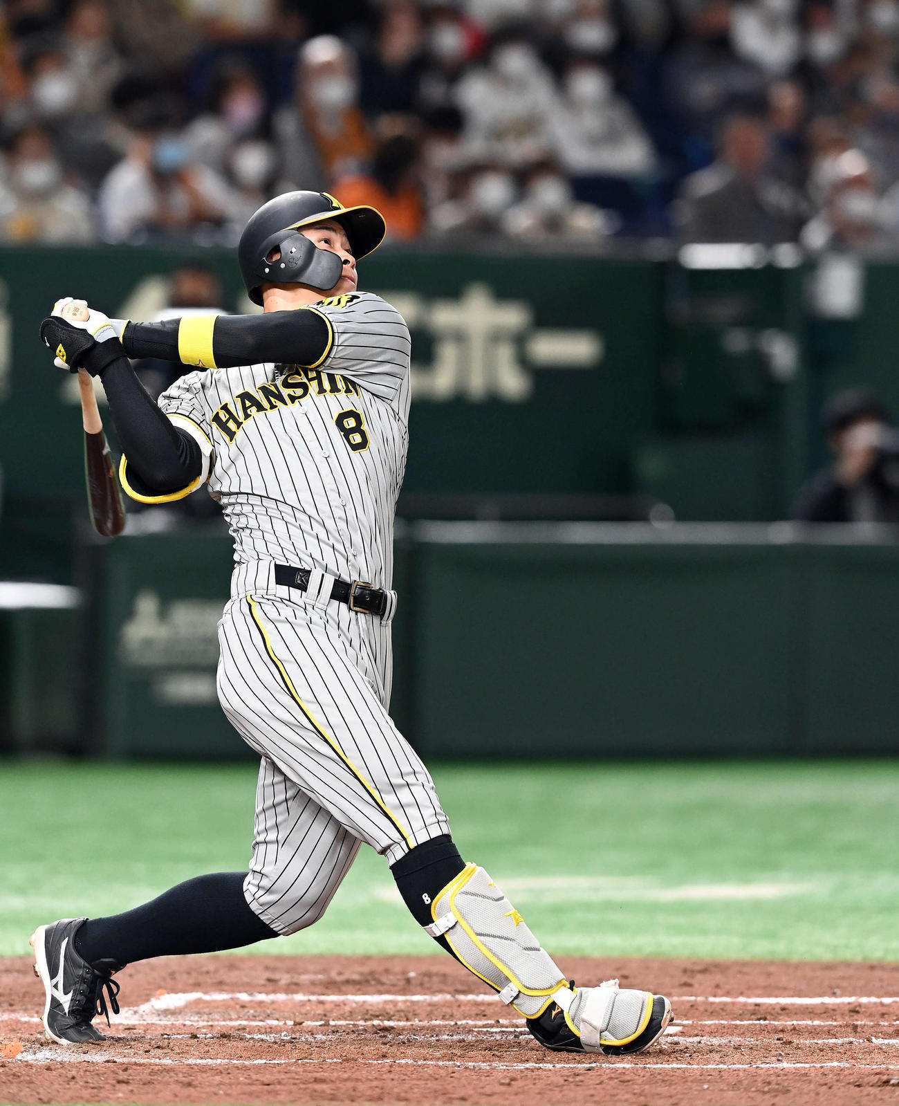 巨人対阪神　3回表阪神2死一塁、右越えに先制の2点本塁打を放つ佐藤輝（撮影・たえ見朱実）