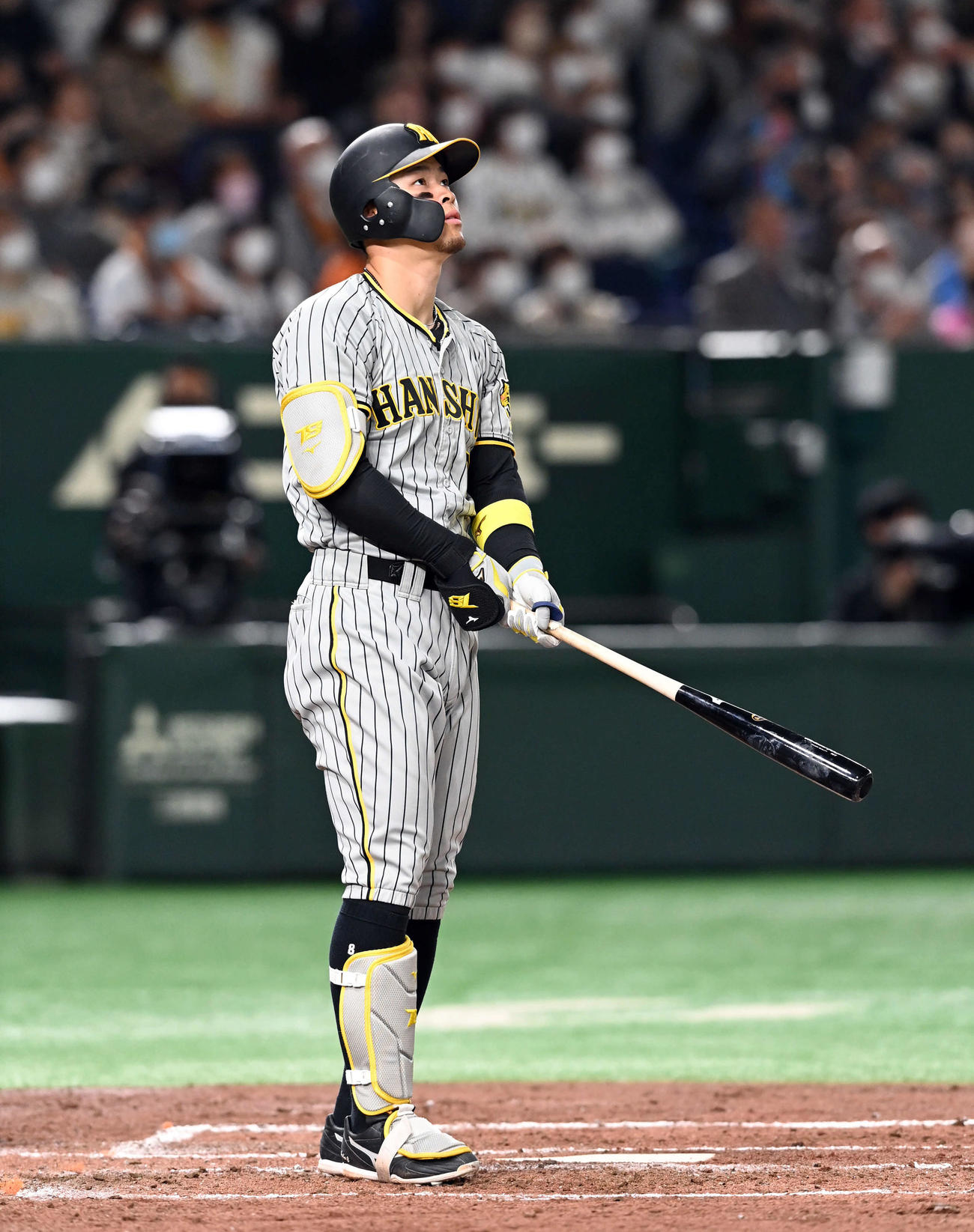 巨人対阪神　3回表阪神2死一塁、右越えに先制の2点本塁打を放つ佐藤輝（撮影・たえ見朱実）