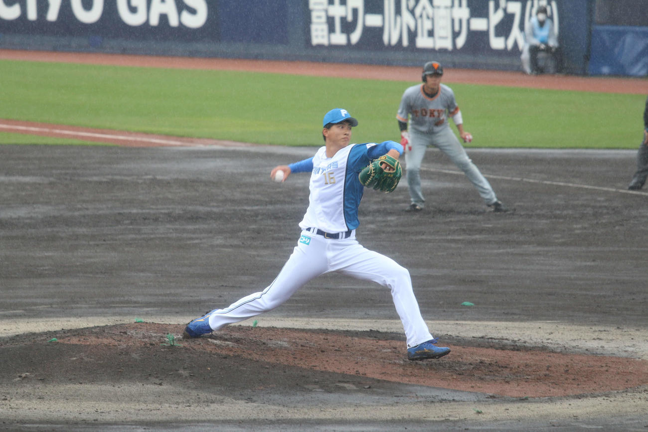 2番手で登板した日本ハム達（撮影・田中彩友美）