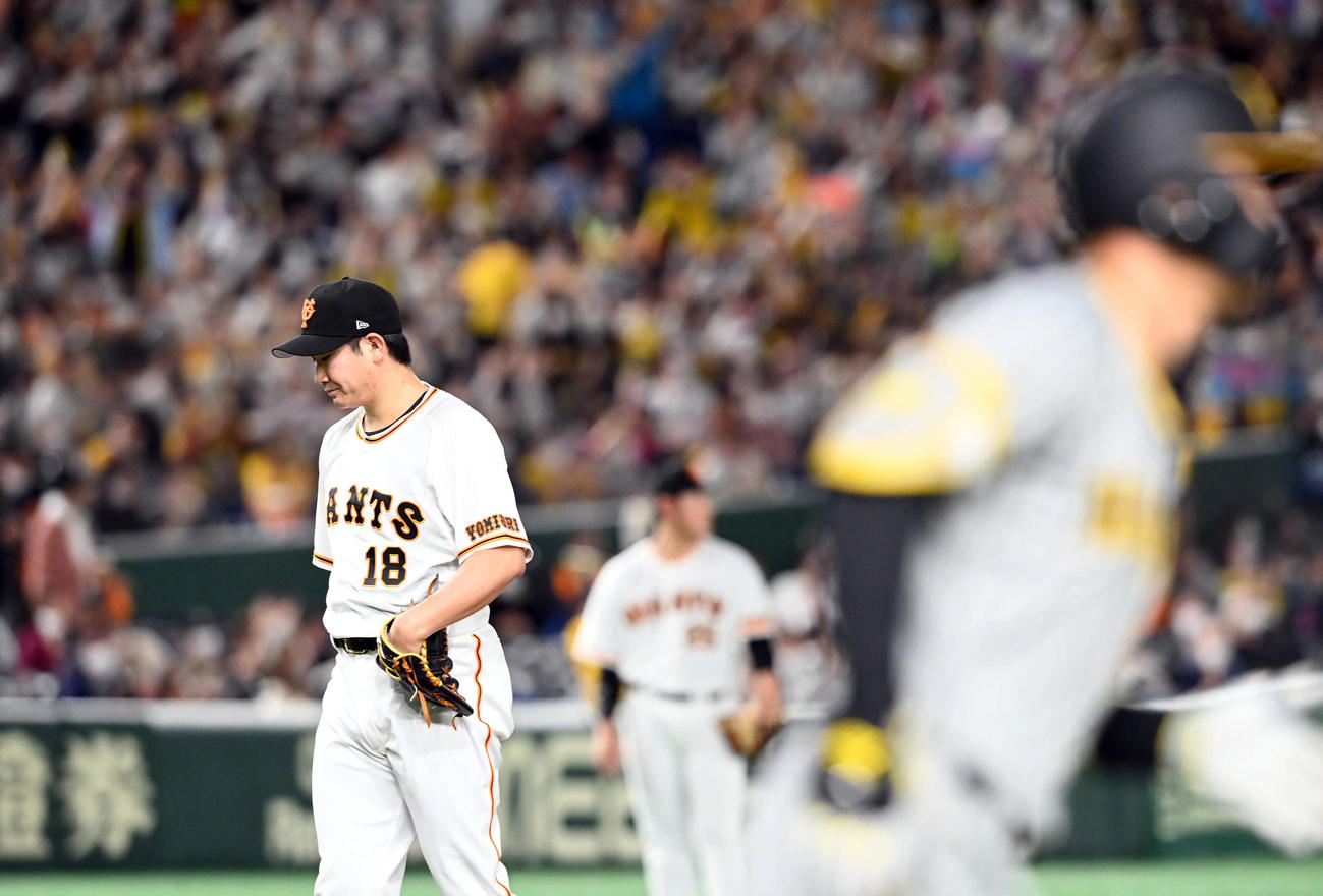 巨人対阪神　3回表阪神2死一塁、佐藤輝に先制の2点本塁打を浴びる菅野（撮影・たえ見朱実）