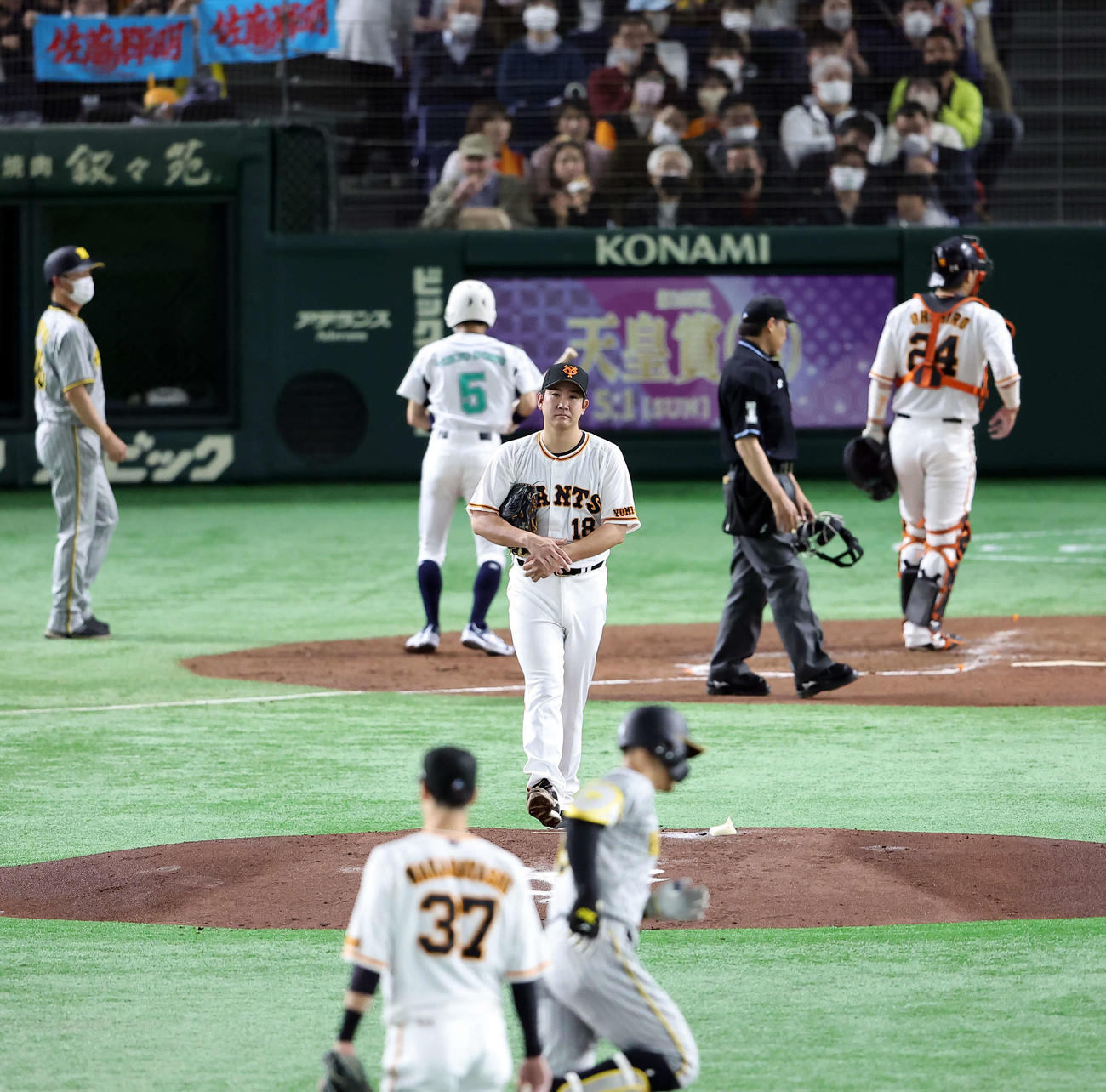 巨人対阪神　3回表阪神2死一塁、佐藤輝（手前）に右越え2点本塁打を許し、悔しそうに見つめる菅野（撮影・浅見桂子）