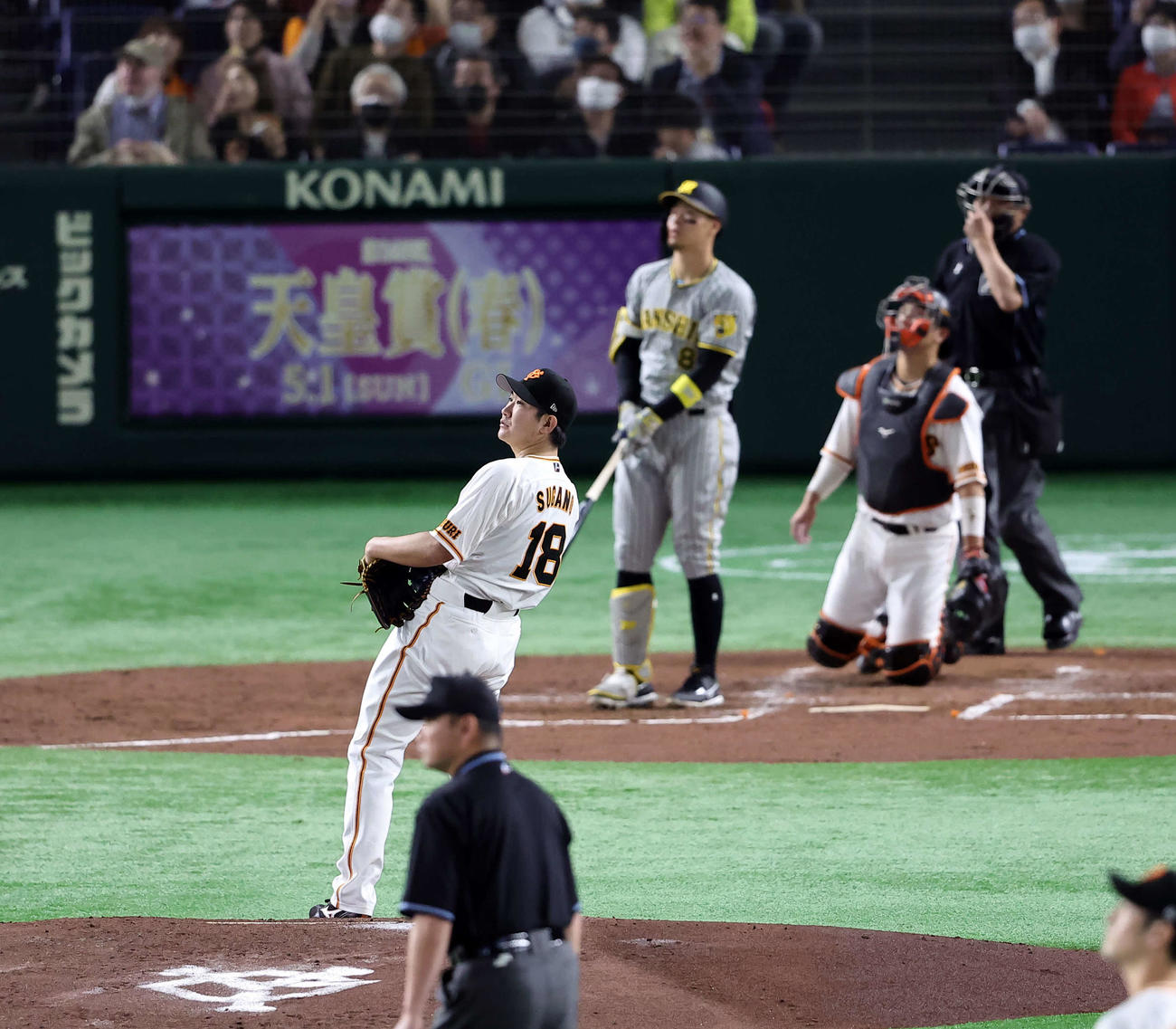 巨人対阪神　3回表阪神2死一塁、佐藤輝に先制の右越え2点本塁打を許し、打球を見つめる巨人菅野（撮影・浅見桂子）
