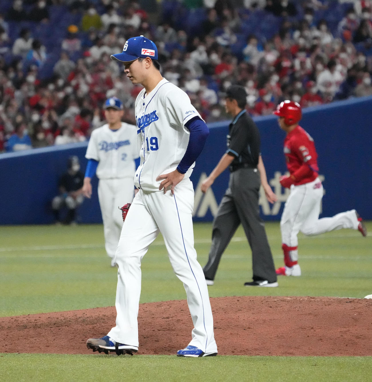 中日対広島　5回表広島2死、堂林（右）に左中間スタンドへ本塁打を打たれた中日先発の高橋宏（中央）（撮影・森本幸一）