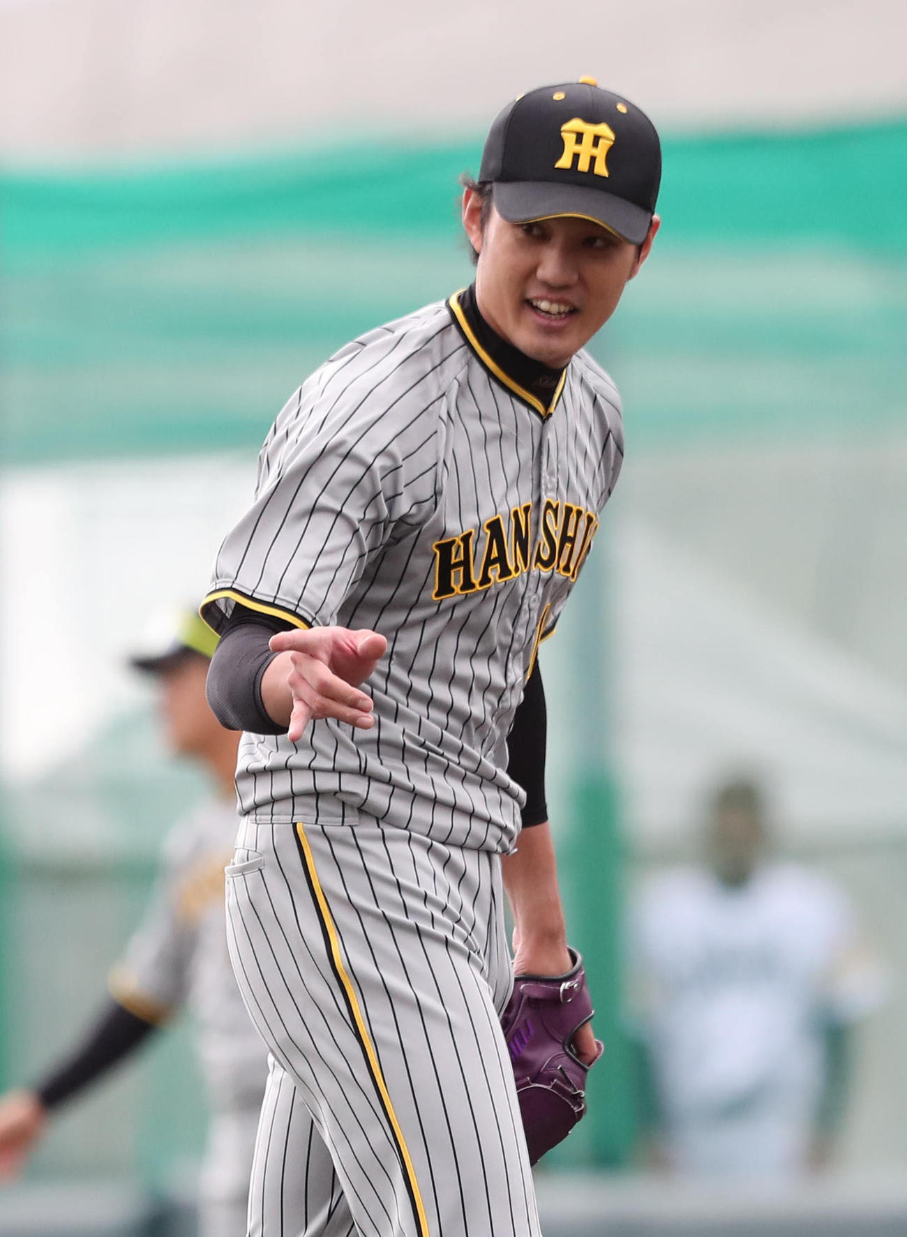 7回に登板し、明るい表情を見せる阪神藤浪（撮影・梅根麻紀）