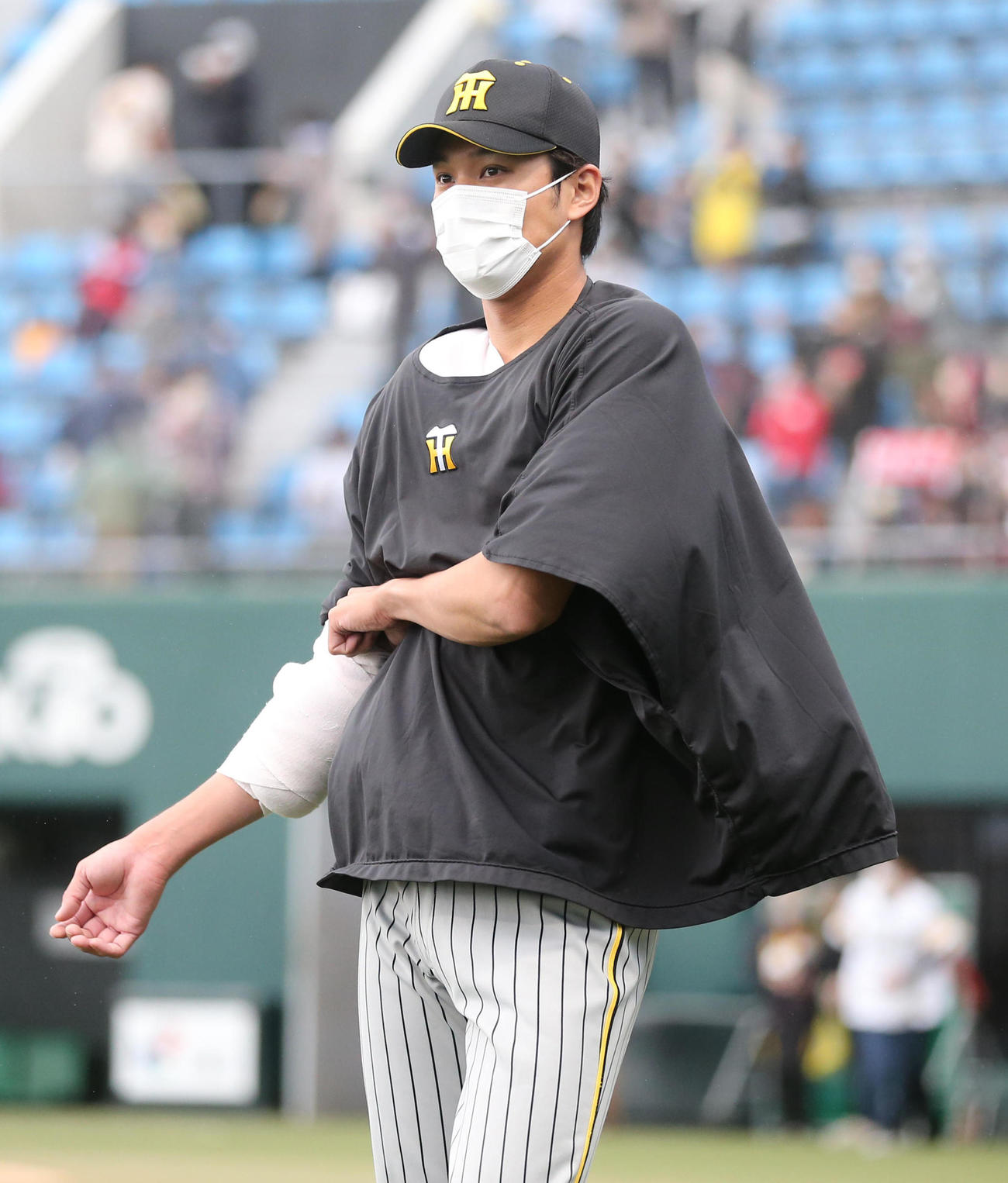 2回を無失点、5三振と好投の藤浪晋太郎は引き揚げる（撮影・梅根麻紀）