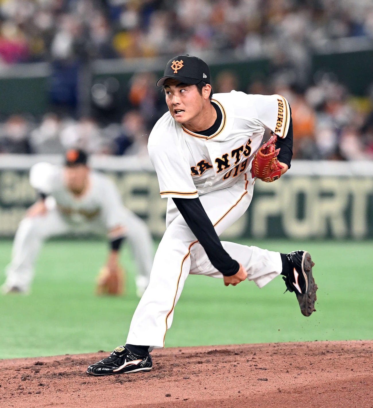 巨人対阪神　この日支配下選手登録された巨人菊地は、4回からマウンドに上がり好投を見せる（撮影・たえ見朱実）